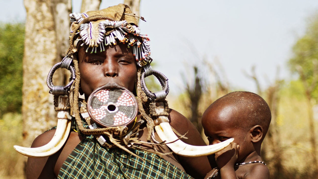 ఓరీ దేవుడో ఇదెక్కడి ఘోరమైన ఆచారం.. ఆడపిల్ల పెద్దైతే ఆమె శరీరంలో ఈ భాగాన్ని కత్తిరిస్తారట..!