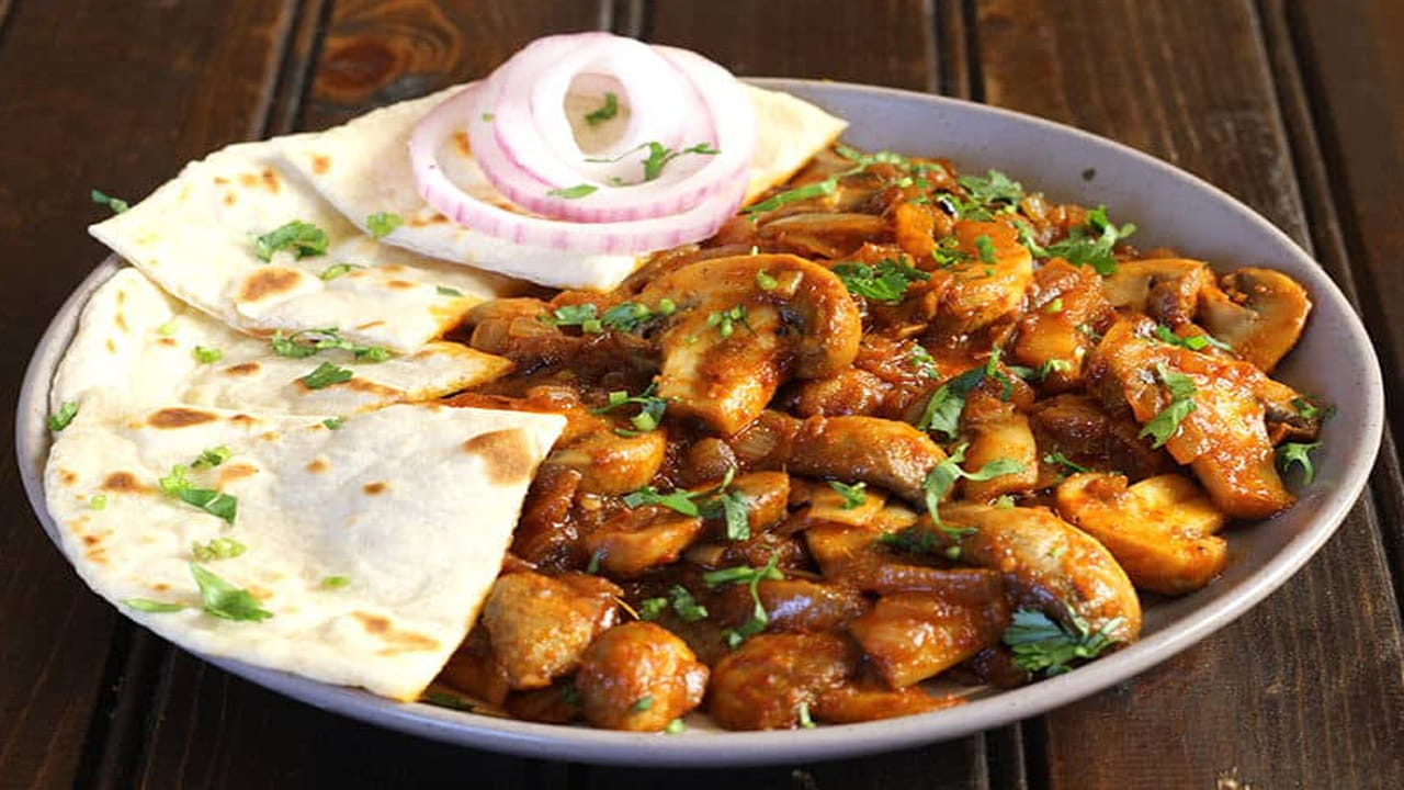 తాజా, మంచి పుట్టగొడుగులను గుర్తించేందుకు వాటి కాండానికి, పుట్టగొడుగుకు మధ్య ఎటువంటి అంతరం ఉండకూడదు. మధ్యలో అంతరం ఉంటే, అటువంటి పుట్టగొడుగులను అస్సలు కొనకండి. ఎందుకంటే ఎక్కువగా కాండానికి మధ్య అంతరం ఉన్నప్పుడు, అక్కడ నల్లటి రంగు ఫంగస్ పెరగడం ప్రారంభమవుతుంది. పుట్టగొడుగు చెడిపోతుంది.