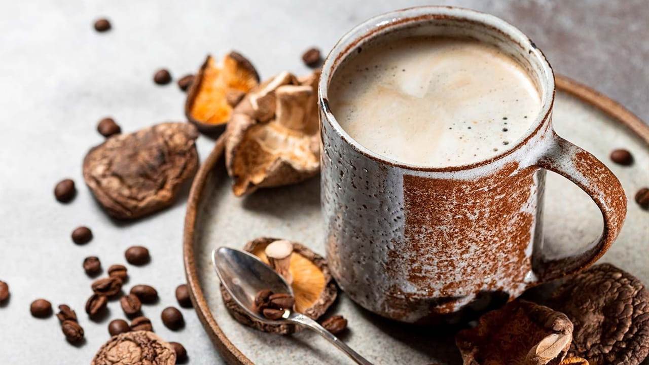 పుట్టగొడుగులలో ఫైబర్ పుష్కలంగా ఉంటుంది. కాబట్టి దీని నుండి తయారు చేసిన కాఫీ తాగడం వల్ల జీర్ణ సమస్యలు తగ్గుతాయి. అంతే కాదు అవి శరీరంలోని తెల్ల రక్త కణాలను యాక్టివ్ చేస్తాయి. అవి ఇన్ఫెక్షన్లతో పోరాడటం ద్వారా ఆరోగ్యాన్ని కాపాడుకోవడంలో సహాయపడతాయి.