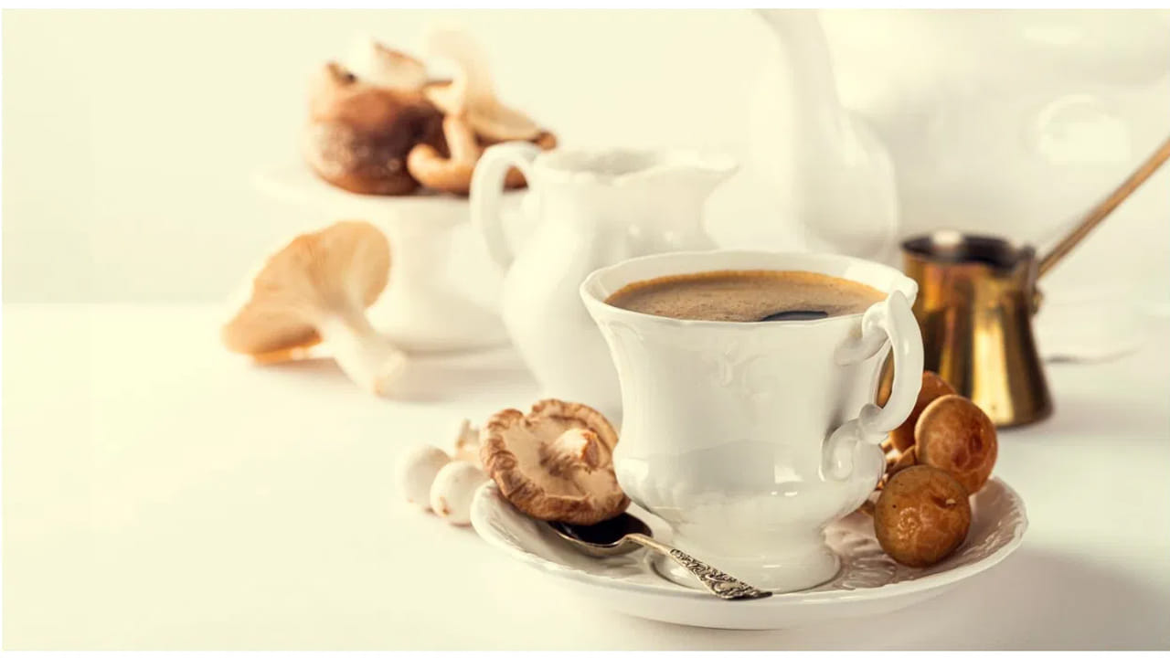 పుట్టగొడుగు కాఫీలో సాధారణ కాఫీ కంటే తక్కువ కెఫిన్ ఉంటుంది. ముఖ్యంగా సాయంత్రం వేళల్లో ఇటువంటి కాఫీ తాగడం వల్ల నిద్రకు ఏ విధంగా భంగం కలగదు. ఇందులో తక్కువ మొత్తంలో కెఫిన్ ఉన్నందున, ఇది రాత్రి బాగా నిద్ర పోవడానికి సహాయపడుతుంది.