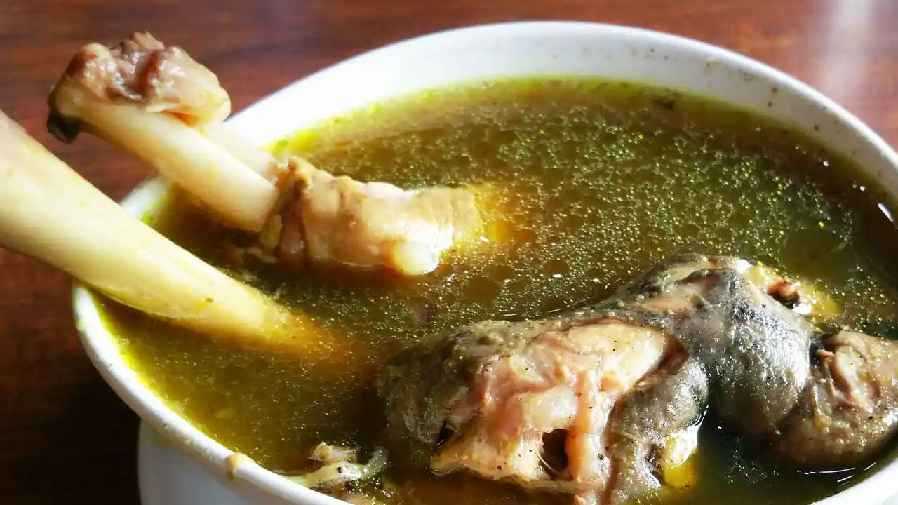 మటన్ లెగ్ సూప్ తాగడం వలన అనేక ఆరోగ్య ప్రయోజనాలు ఉన్నాయంటున్నారు ఆరోగ్య నిపుణులు. ఇందులో కాల్షియం, మెగ్నీషియం, ఫాస్పరస్, జింక్ వంటి అనేక పోషకాలు ఉండటం వలన ఇవి ఎముకలను దృఢంగా చేస్తాయంట. అదే విధంగా కీళ్ల నొప్పుల నుంచి ఉపశమనం కలిగేలా చేస్తాయంట.