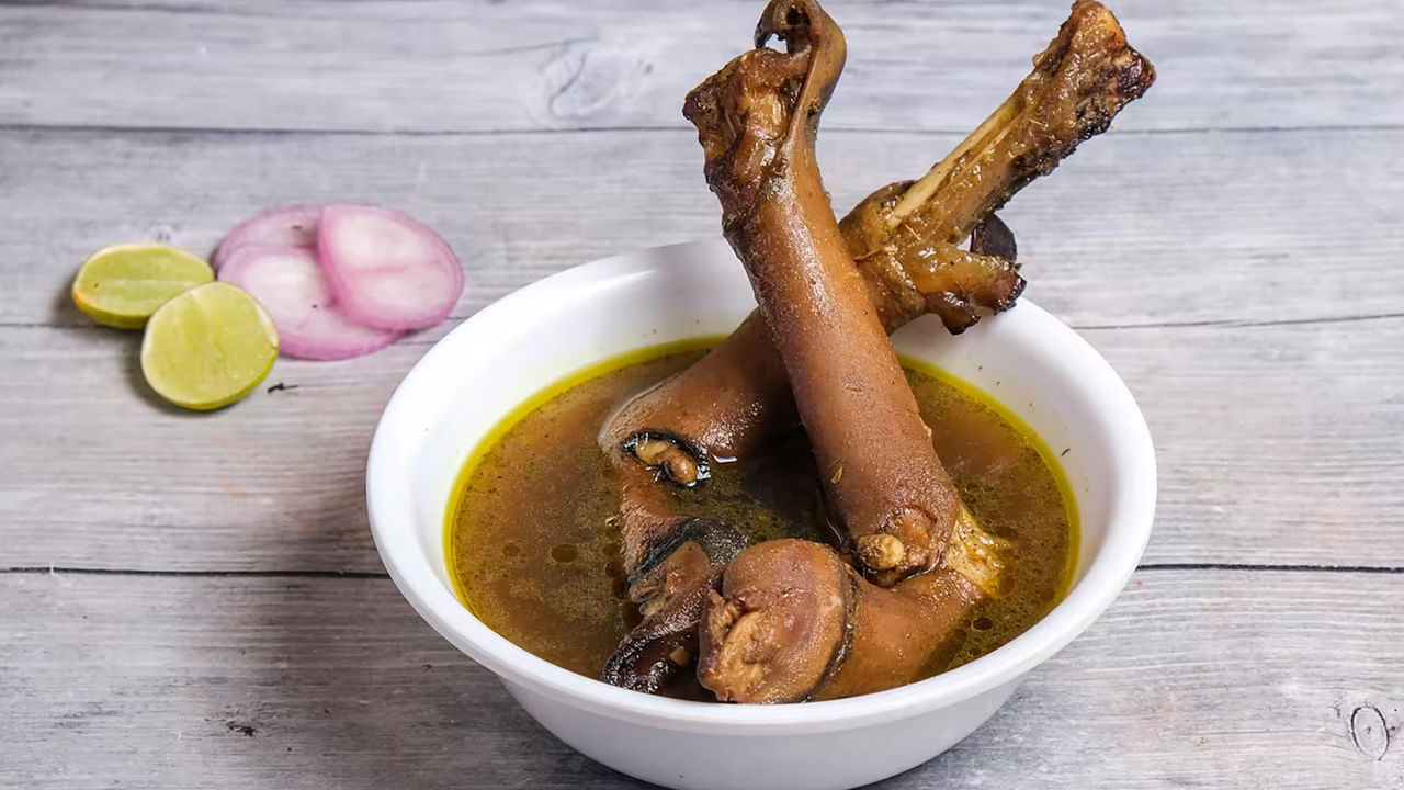 ప్రతి రోజూ ఈ మటన్ సూప్ తాగడం వలన ఇవి ఎముకల  బలానికే కాకుండా, కీళ్లకు, జుట్టు సమస్యలకు, చర్మాన్ని నిగారించేలా చేయడంలో కూడా కీలక పాత్ర పోషిస్తుందంట. గొర్రె లేదా మేకల కాళ్ల రసం తాగడం వలన ఇది రోగనిరోధక శక్తిని పెంచి, ఆరోగ్యాన్ని మెరుగుపరుస్తుందంట.