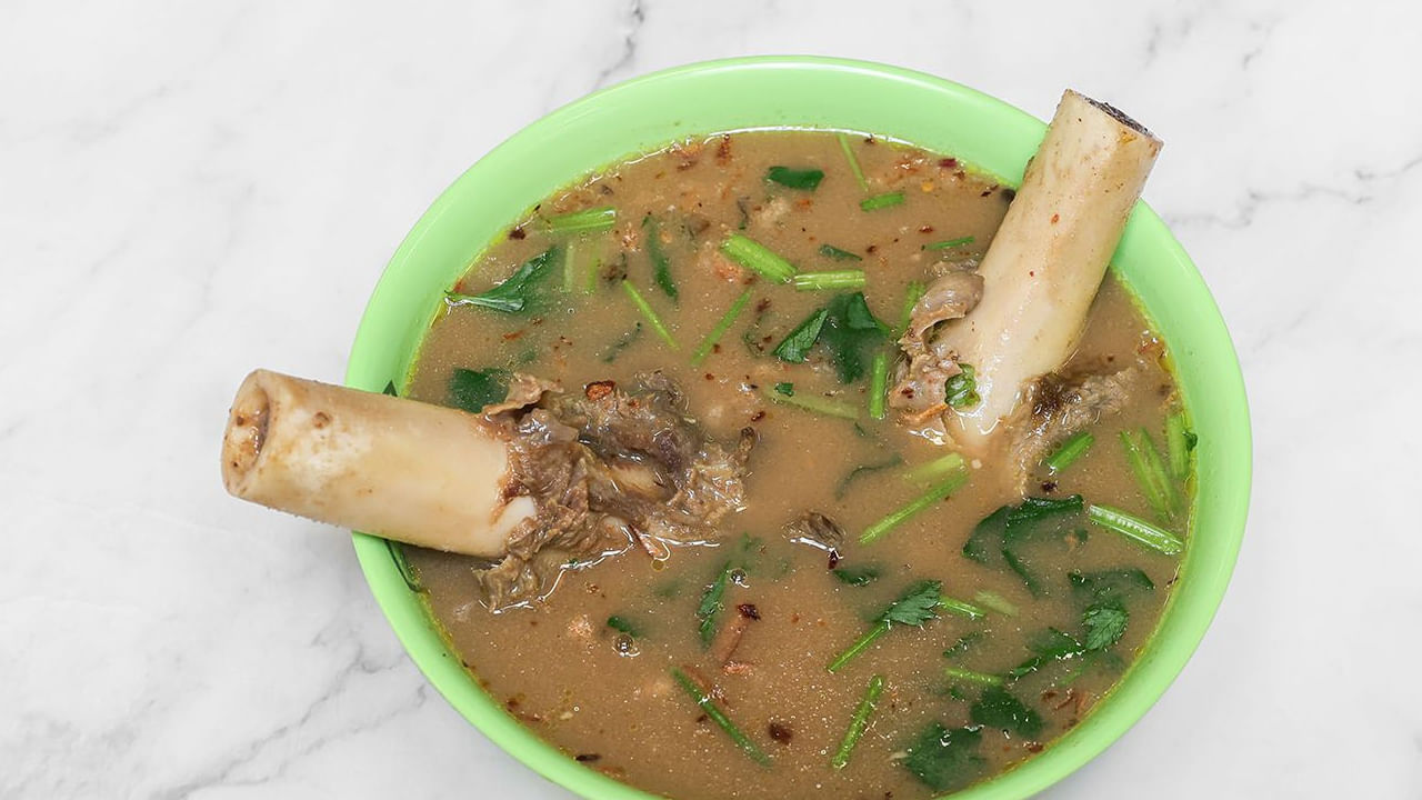 అయితే ఈ సూప్‌తో చాలా ప్రయోజనాలు ఉన్నప్పటికీ గుండె సంబంధిత సమస్యలు, ఊబకాయం వంటి సమస్యలు ఉన్నవారు దీనిని తీసుకోకపోవడం మంచిదంట. అలాగే దీనిని బాగా శుభ్రపరిచి, తక్కువ మంటపై కనీసం 10 గంటలు మరిగించాలంట. ఇలా చేస్తేనే శరీరానికి మంచి పోషకాలు అందుతాయంట.