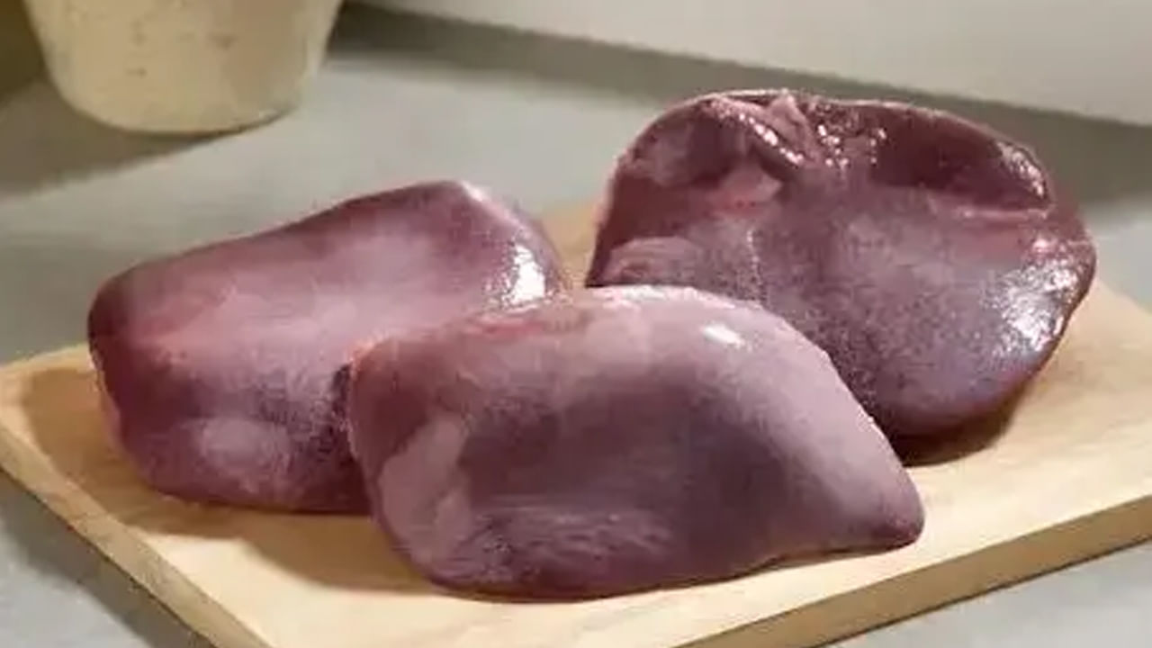 మేక కాలేయంలో కూడా పోషకాలు ఉన్నప్పటికీ, తిల్లీలో ఉండే ప్రత్యేకమైన ప్రోటీన్లు, ఎంజైముల మిశ్రమం రక్తాన్ని మెరుగుపరచడంలో మరింత సమర్థవంతంగా పనిచేస్తుంది. అందువల్ల తిల్లీని కేవలం ఒక వంటకంగా కాకుండా అనేక ఆరోగ్య రహస్యాలను దాచుకున్న ఒక అరుదైన వైద్య నిధిగా పరిగణించవచ్చు.