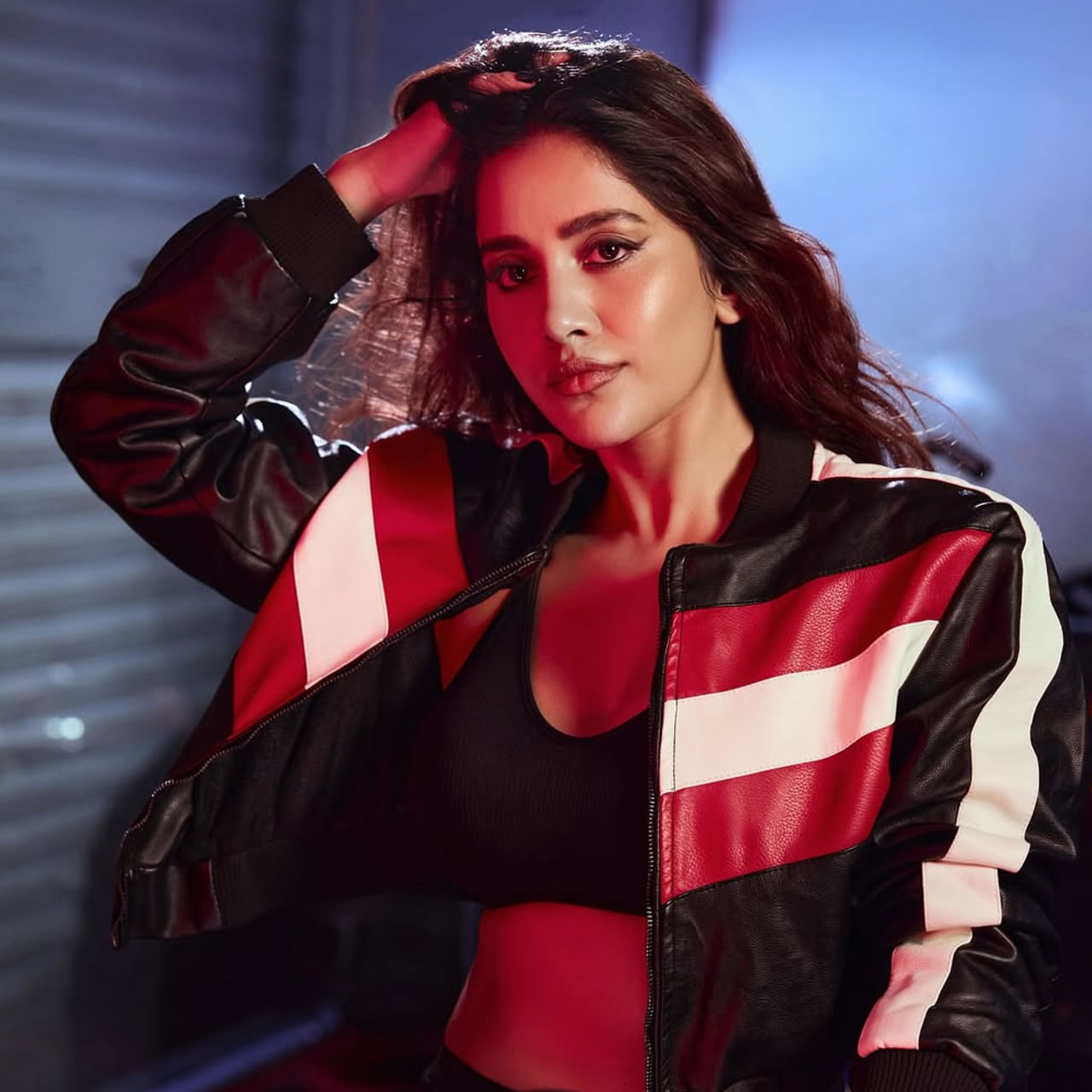 తెలుగు సినీప్రియులకు ప్రత్యేకంగా పరిచయం అక్కర్లేని పేరు నభా నటేష్. ఇస్మార్ట్ శంకర్ సినిమాతో బ్లాక్ బస్టర్ హిట్టు అందుకున్న ఈ అమ్మడు.. ఆ తర్వాత అనుహ్యంగా సినిమాలకు దూరమైంది. కొన్నాళ్లపాటు సైలెంట్ అయిన ఈ వయ్యారి తిరిగి రీఎంట్రీ ఇచ్చింది. 