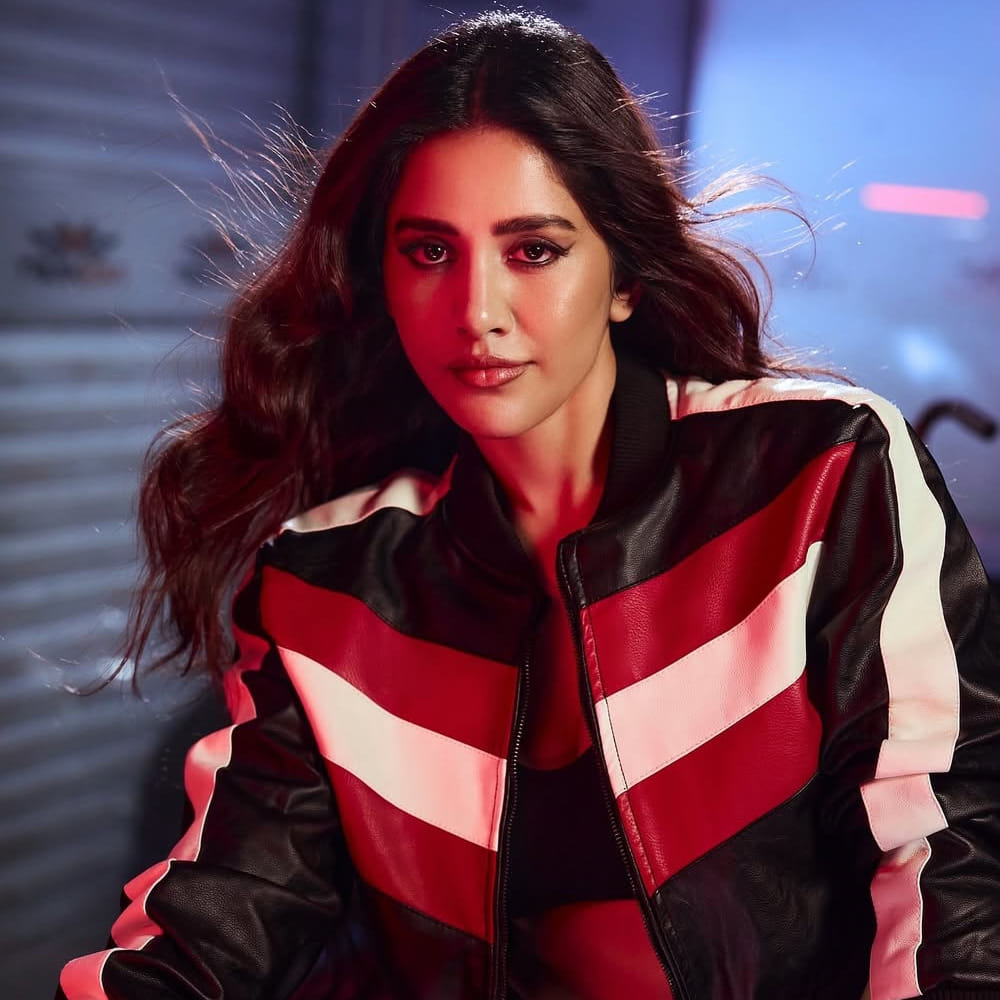 ఇటీవలే డార్లింగ్ సినిమాతో అలరించిన ఈ అమ్మడు.. ప్రస్తుతం నిఖిల్ సిద్ధార్థ్ సరసన స్వయంభు చిత్రంలో నటిస్తుంది. అలాగే ఈ బ్యూటీకి ఇప్పుడిప్పుడే తెలుగులో అవకాశాలు వస్తున్నట్లు సమాచారం. తాజాగా సోషల్ మీడియాలో ఈ బ్యూటీ చాలా యాక్టివ్ గా ఉంటుంది. 