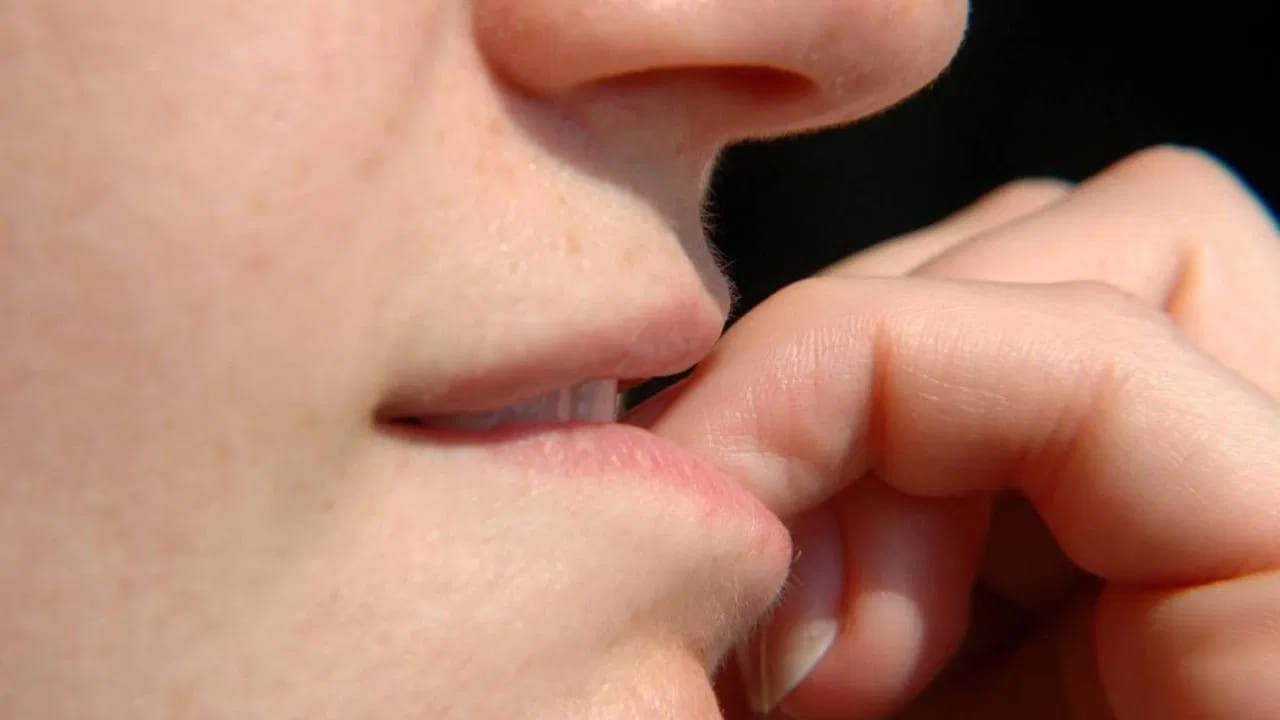 గోళ్లు కొరకడం ఆరోగ్య సమస్యలకు దారితీస్తుంది. అంతేకాదు గోళ్లు కొరికే అలవాటు జీవితాన్ని ప్రభావితం చేస్తుంది. గ్రహాలు అశాంతి చెందుతాయి. దీని ప్రభావం జాతకంపై కనిపిస్తుంది. గోళ్లు కొరకడం వల్ల సూర్య గ్రహం ప్రభావితమవుతుంది. సూర్య గ్రహం ప్రభావితమైతే మీలో ఆత్మవిశ్వాసం లేకపోవడం, కెరీర్లో అడ్డంకులను ఎదుర్కోవడం వంటి సమస్యల బారి పడతారు.