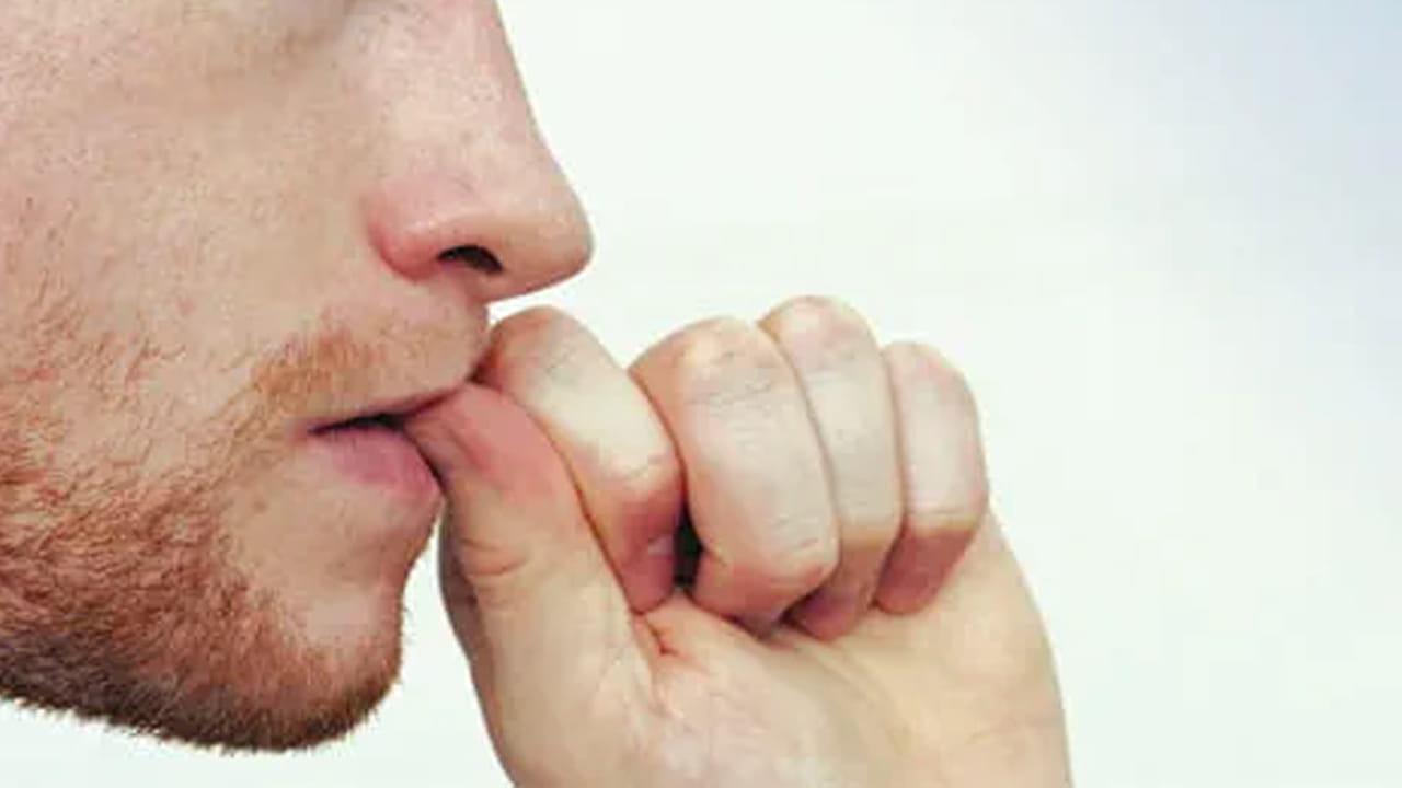 గోళ్ళు కొరికే అలవాటు ఉన్నవారు, వాటిని కొరకాలనే కోరిక కలగకుండా ఉండేందుకు క్రమం తప్పకుండా కత్తిరించుకుంటూ ఉండాలి. మార్కెట్లో ఒక ప్రత్యేకమైన నెయిల్ పాలిష్ అందుబాటులో ఉంది.ఇది చేదుగా ఉంటుంది. దీన్ని పూయడం వల్ల గోళ్ళు కొరకాలనే కోరిక తగ్గుతుంది. సాధారణఃగా ఒత్తిడికి గురైనప్పుడు, ఆందోళన చెందినప్పుడు గోళ్లు కొరుకడం జరుగుతుంది. కాబట్టి యోగా, ధ్యానం వంటివి చేయడానికి ప్రయత్నించాలి. మీ గోళ్లు కొరుకుకోవాలనే కోరిక కలిగినప్పుడు మీ చేతులను బిజీగా ఉంచడానికి బాల్ పాయింట్ పెన్ను లేదా మరేదైనా వస్తువు చేతిలోకి తీసుకోండి.