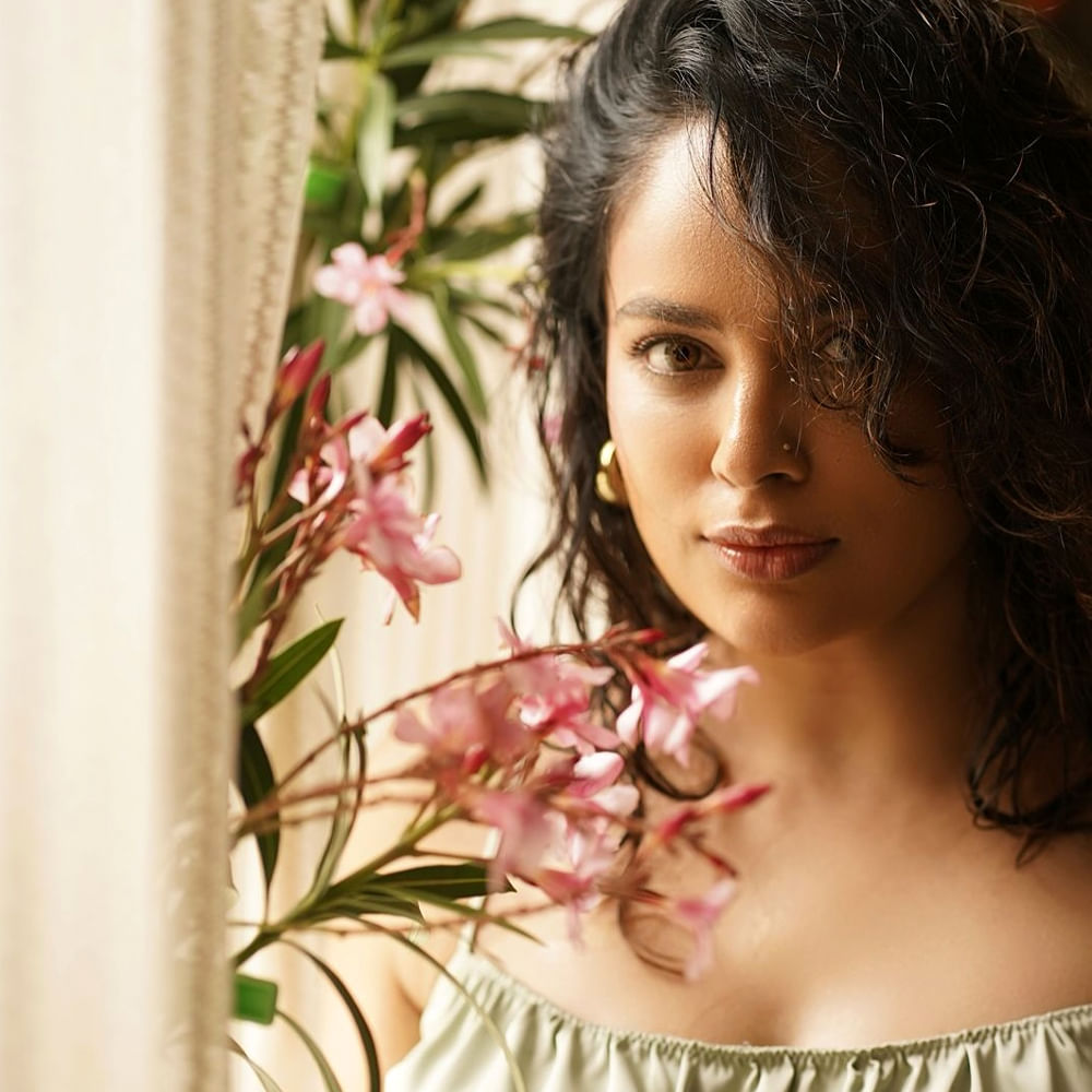 పాయల్ రాజ్ పుత్ హీరోగా నటించిన మంగళవారం సినిమాలో పోలీస్ ఆఫిసర్ గా కనిపించి ఆకట్టుకుంది ఈ వయ్యారి భామ. ఇప్పుడు ఈ చిన్నదానికి అనుకుంతగా ఆఫర్స్ రావడం లేదు. దాంతో సోషల్ మీడియాతోనే బిజీ బిజీగా గడిపేస్తుంది ఈ వయ్యారి భామ. 