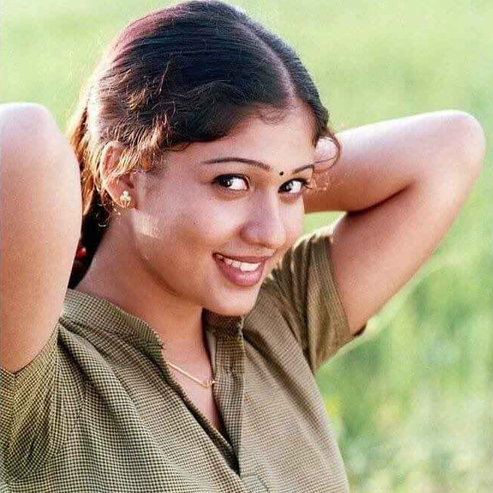 నయనతార 2003లో మలయాళంలో వచ్చిన “మనసినక్కరే” అనే సినిమాతో వెండితెరకి ఎంట్రీ ఇచ్చింది. ఈ సినిమాలో హీరోగా జయరామ్ నటించారు.
ఇందులో నయనతార గీత అనే సింపుల్, సాంప్రదాయబద్ధమైన అమ్మాయి పాత్రలో నటించింది. ఆ క్యూట్ లుక్స్, నేచురల్ యాక్టింగ్‌తోనే ఆమె మొదటి సినిమాకే మంచి గుర్తింపు సంపాదించుకుంది. 