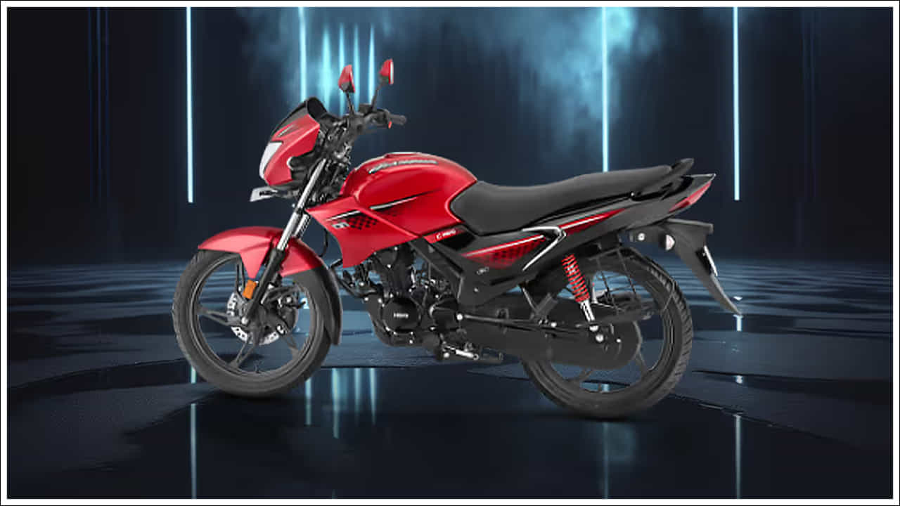 New Hero Glamour 125: భారత మార్కెట్లో అత్యధికంగా బైక్లను విక్రయించే కంపెనీలలో హీరో ఒకటి. ఇప్పుడు హీరో మోటోకార్ప్ తన 125cc మోటార్సైకిల్ లైనప్ను విస్తరించడానికి కొత్త గ్లామర్ 125ను విడుదల చేయడానికి సన్నాహాలు చేస్తోంది. ఇది వచ్చే నెలలో పండుగ సీజన్లో మార్కెట్లోకి రావచ్చు. రాబోయే హీరో గ్లామర్ 125 ఇటీవల టెస్ట్ రన్ సమయంలో కనిపించింది. ఇది త్వరలో భారత మోటార్సైకిల్ మార్కెట్లో 125cc విభాగానికి కొత్త జీవం పోస్తుందని భావిస్తున్నారు.