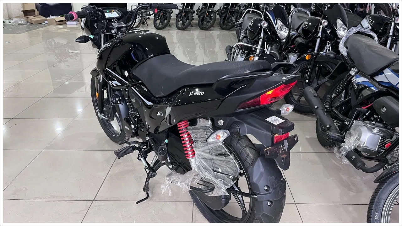 హీరో గ్లామర్ 125 ఫీచర్లు: రాబోయే హీరో గ్లామర్ 125 లో అనేక శక్తివంతమైన లక్షణాలు అందిస్తుంది. ఇన్స్ట్రుమెంట్ క్లస్టర్ కోసం బ్లూటూత్ కనెక్టివిటీ, టర్న్-బై-టర్న్ నావిగేషన్, SMS, కాల్స్ కోసం హెచ్చరికలు, యూఎస్‌బీ ఛార్జింగ్ పాయింట్ ప్రామాణికంగా ఉన్నాయి. ఈ లక్షణాలతో పాటు, రైడర్ సౌకర్యాన్ని, మోటార్ సైకిల్ ప్రీమియం నాణ్యతను పెంచడానికి రాబోయే మోడల్ డిజైన్‌లో కూడా ప్రధాన మార్పులు ఉండనున్నాయి.