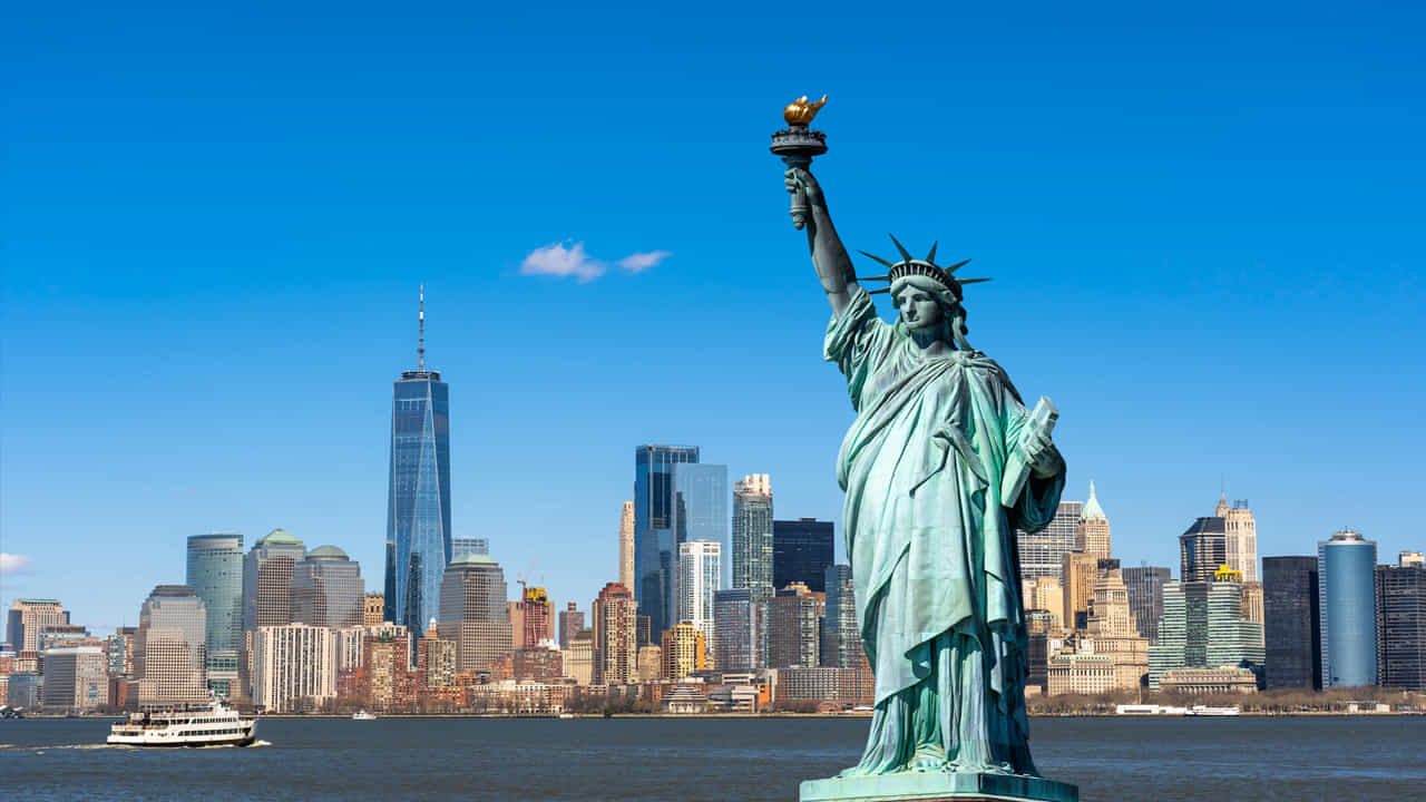 న్యూయార్క్, USA: న్యూయార్క్ నగరం ఎప్పుడూ రద్దీతో ఉంటుంది. టైమ్స్ స్క్వేర్, సెంట్రల్ పార్క్, స్టాట్యూ ఆఫ్ లిబర్టీ వంటి ప్రదేశాలు పగలు, రాత్రి సందడిగా ఉంటాయి. ఇక్కడి సందడి వాతావరణం, జనసమూహం ఒక భిన్నమైన అనుభవం.