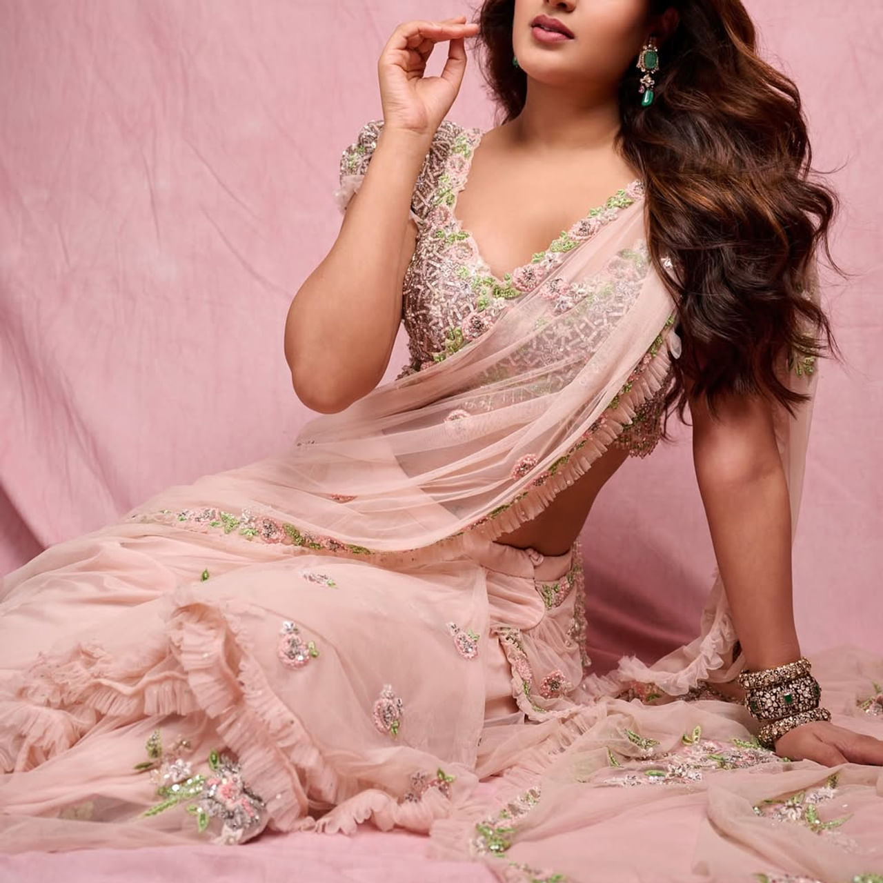 చాలా కాలంగా సినీరంగంలో వరుస సినిమాలతో దూసుకుపోతుంది. ఇప్పటివరకు 8 సినిమాల్లో నటించింది. కానీ అందులో ఒక్కటి మాత్రమే హిట్టయ్యింది. పవర్ స్టార్ పవన్ కళ్యాణ్, ప్రభాస్ వంటి స్టార్ హీరోలతో కలిసి స్క్రీన్ షేర్ చేసుకుంటుంది. ప్రస్తుతం చేతినిండా సినిమాలతో బిజీగా ఉన్న ఈ బ్యూటీ ఎవరో తెలుసా.. ? 