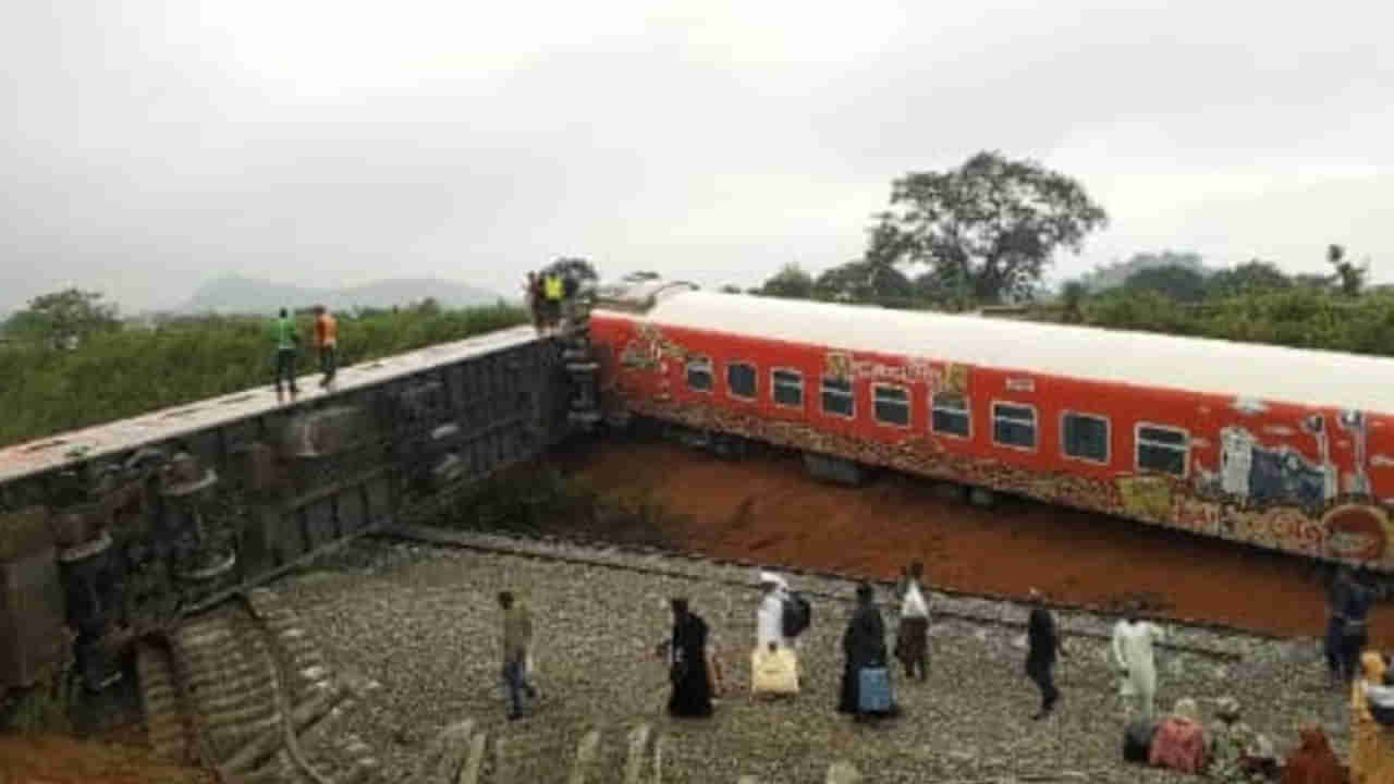నైజీరియాలో పట్టాలు తప్పిన రైలు..అనేక బోగీలు బోల్తా.. ప్రయాణీకుల పరిస్థితి ఎలా ఉందంటే..