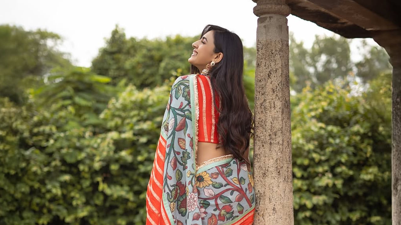 ఈ బ్యూటీ మొదట యాంకర్‌గా చేసింది. తర్వాత ఒక మనసు సినిమాలో హీరోయిన్ గా చేసి తన లక్కు పరీక్షించుకుంది. ఈ మూవీలో ఈ అమ్మడు నటనకు మంచి మార్కులు పడ్డాయి. అంతే కాకుండా ఈ మూవీ ప్రేక్షకులను తెగ ఆకట్టుకుంది.