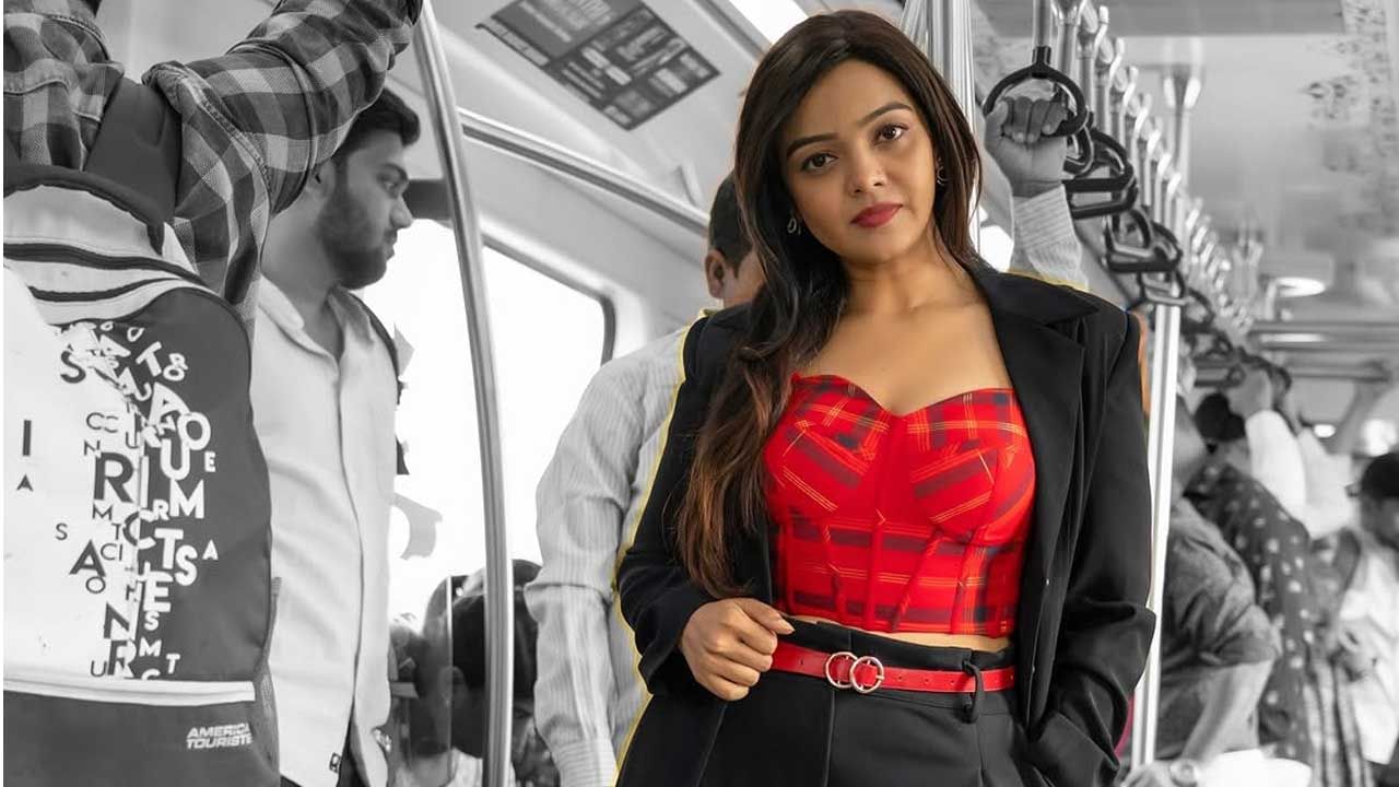 ఒకప్పుడు చైల్డ్ ఆర్టిస్ట్‌గా తన నటనతో ప్రతి ఒక్కరి మనసు దోచేసింది. నేడు గ్లామర్‌తో నెట్టింటహల్ చల్ చేస్తుంది. స్టైలిష్ లుక్‌లో స్టార్ హీరోయిన్స్‌కు ధీటుగా తన నటనతో ప్రతి ఒక్కరి మనసు దోచేసింది. ఇంతకీ ఈ ముద్దుగుమ్మ ఎవరో ఓ లుక్ వేయండి.