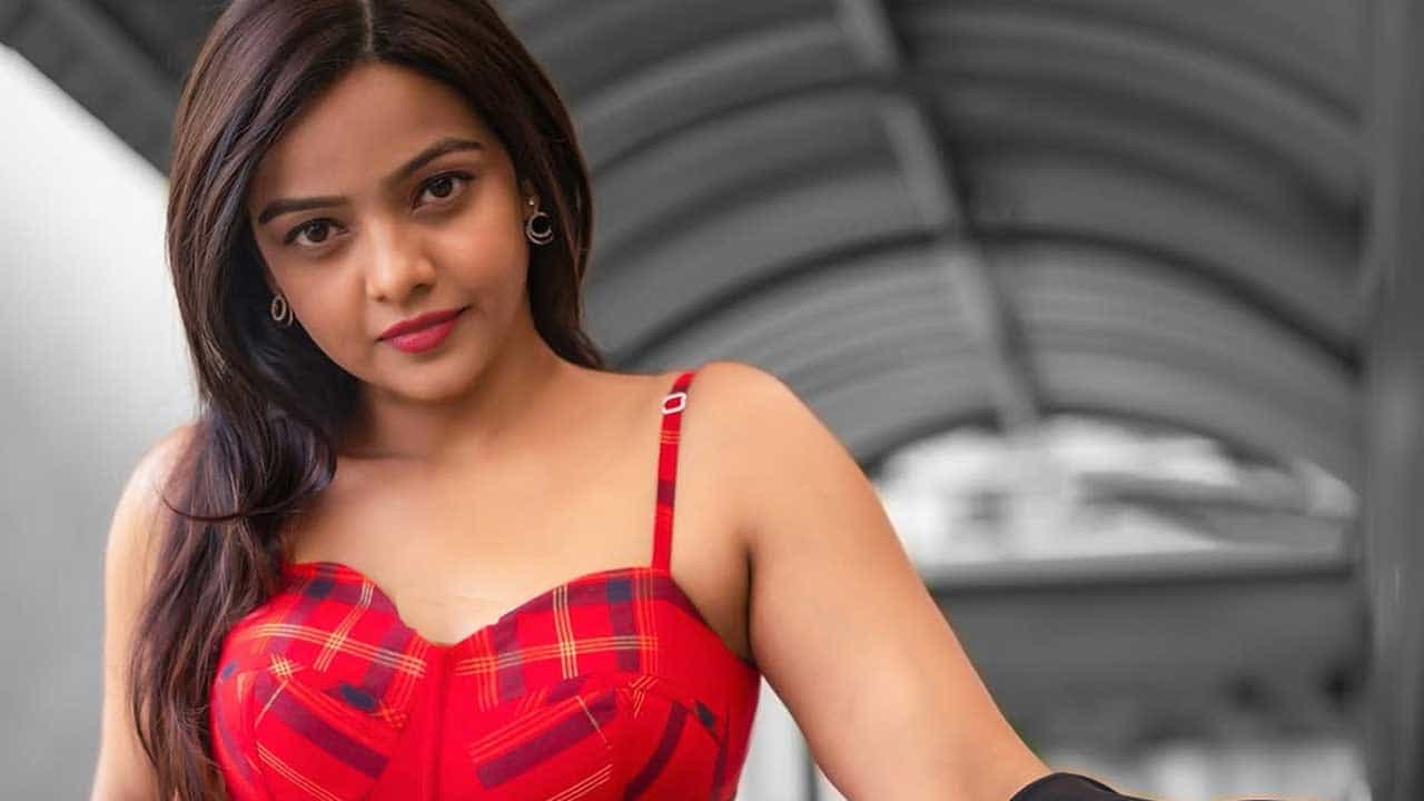 అంతే కాకుండా మంచి పాపులారిటీ సంపాదించుకుంది.  ఇక ఈ అమ్మడు ఎప్పుడూ సోషల్ మీడియాలో యాక్టివ్‌గా ఉంటూ తన నటనతో ఊహించని రేంజ్‌లో ఫ్యాన్ బేస్ సంపాదిచుకుంటుంది. ఎప్పటికప్పుడు తన గ్లామర్ ఫొటోస్ షేర్ చేస్తూ కుర్రకారును తన వైపుకు లాక్కుంటుంది.