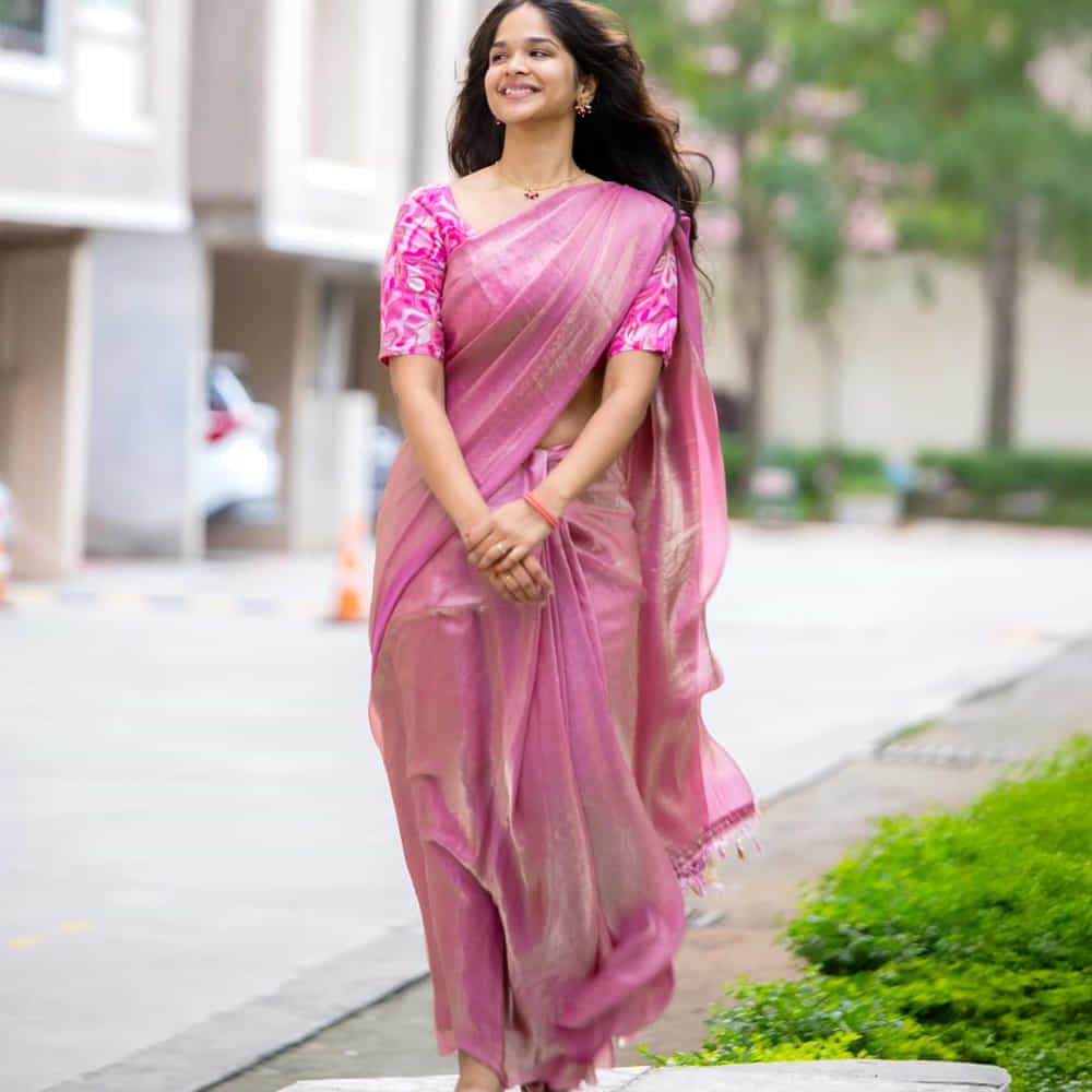 పలు షార్ట్ ఫిలిమ్స్ లోనూ నటిస్తుంది ఈ చిన్నారి. అలాగే క్రేజీ ఫోటోలు షేర్ చేస్తూ అభిమానులను ఆకట్టుకుంటుంది. ఇటీవలే ఓ సినిమాలో హీరోయిన్ గా ఎంపికైందని తెలుస్తుంది. తాజాగా ఈ చిన్నదాని ఫోటోలు సోషల్ మీడియాలో వైరల్ గా మారాయి. ఈ ఫోటోల పై మీరూ ఓ లుక్కేయండి.