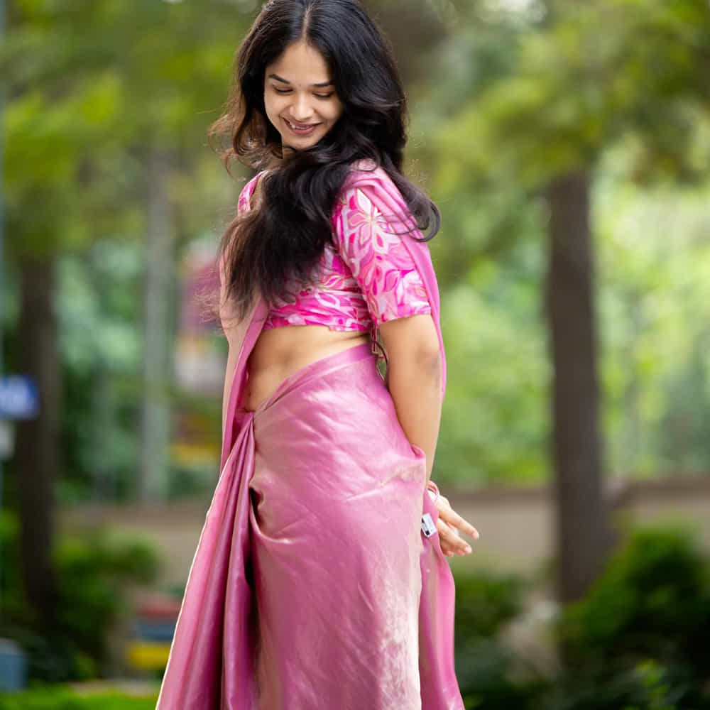 తాజాగా నిత్యా చీరకట్టులో కొన్ని ఫోటోలు వదిలింది. ఈ ఫోటోలు సోషల్ మీడియాను షేక్ చేస్తున్నాయి. చీరకట్టులో వయ్యారాలు ఒలకబోస్తూ క్యూట్ పోజులు ఇచ్చింది. ఈ ఫోటోల పై కుర్రకారు క్రేజీ కామెంట్స్ చేస్తున్నారు. 