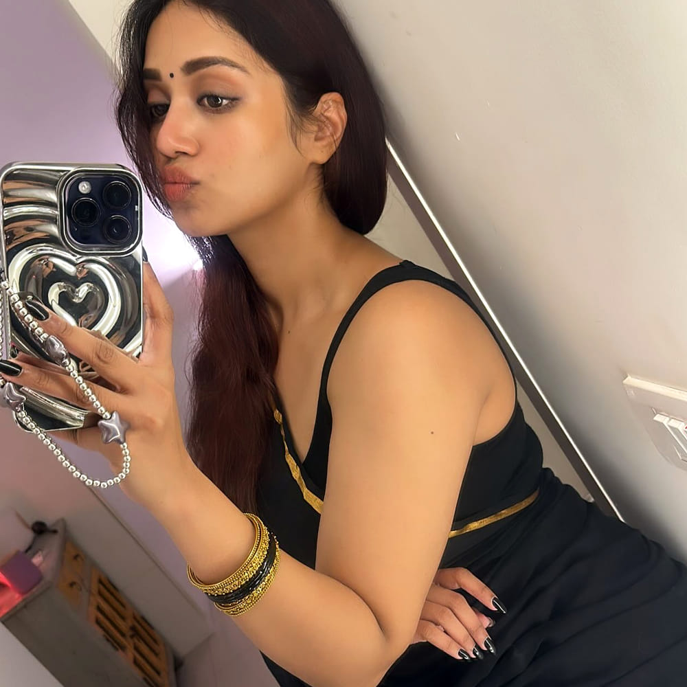 తాజాగా ఓ ఇంటర్వ్యూలో నివేదా పేతురాజ్ మాట్లాడుతూ.. ఆస్కతికర వ్యాఖ్యలు చేసింది. ఈ రోజుల్లో అందరూ లవ్ చేయడం లేదా డేటింగ్ చేస్తున్నారు. చాలా మంది సింగిల్ గా ఉండటానికి భయపడుతున్నారు అని తెలిపింది. అలాగే అమ్మాయిలు డేటింగ్ చేసే ముందు ఆ అబ్బాయి గురించి బాగా తెలుసుకోవాలి. ముందు ఫ్రెండ్షిప్ చేసి ఆ తర్వాత డేటింగ్ చేయాలి అని చెప్పుకొచ్చింది.