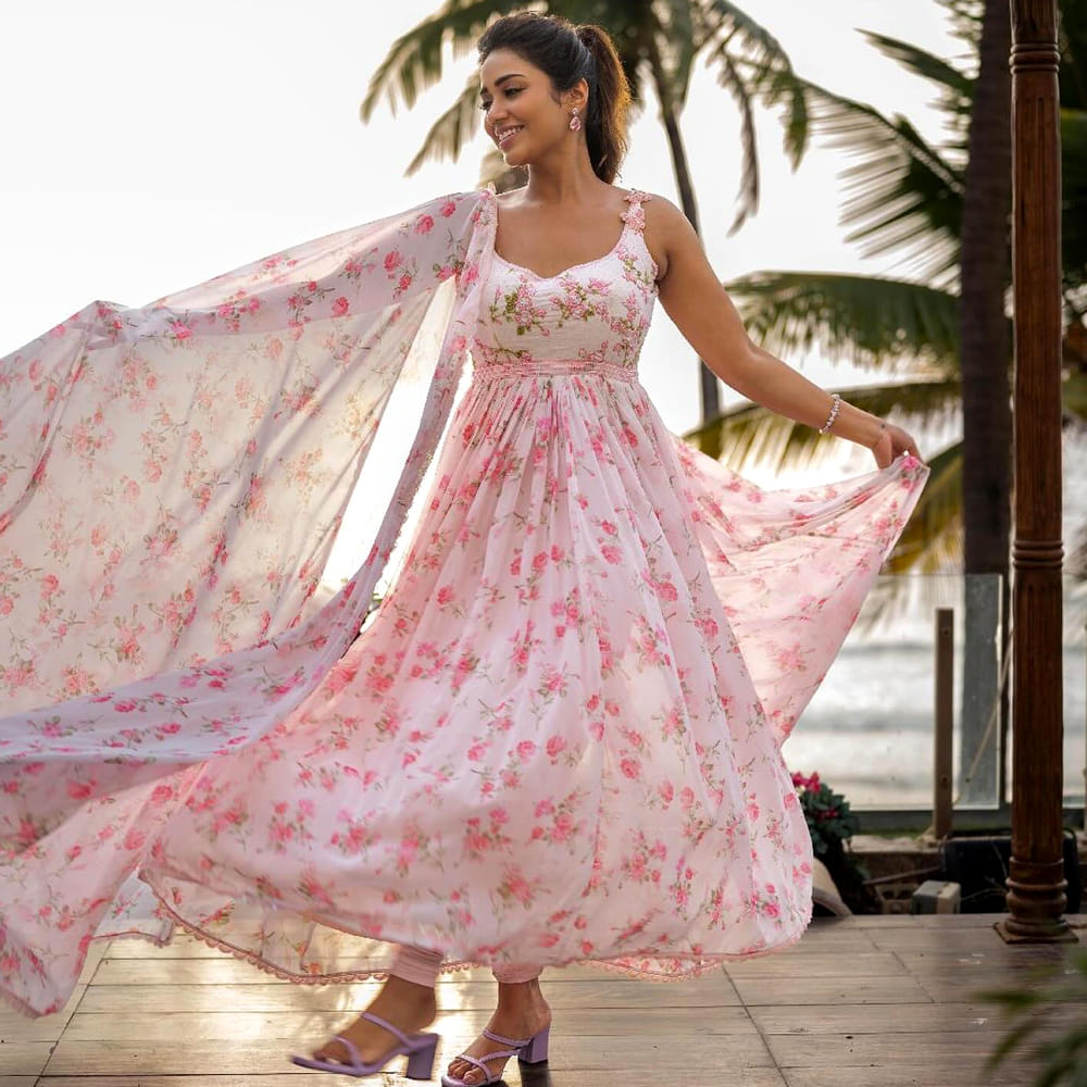 మోడల్ గా కెరీర్ ప్రారంభించిన నివేదా పేతురాజ్ ఆ తర్వాత హీరోయిన్ గా మారింది. ఈ చిన్నది 2016లో ఇండస్ట్రీలోకి అడుగు పెట్టింది. ఈ క్రమంలోనే.. తమిళ, తెలుగు చిత్రాలలో నటిస్తూ మంచి గుర్తింపు తెచ్చుకుంది.