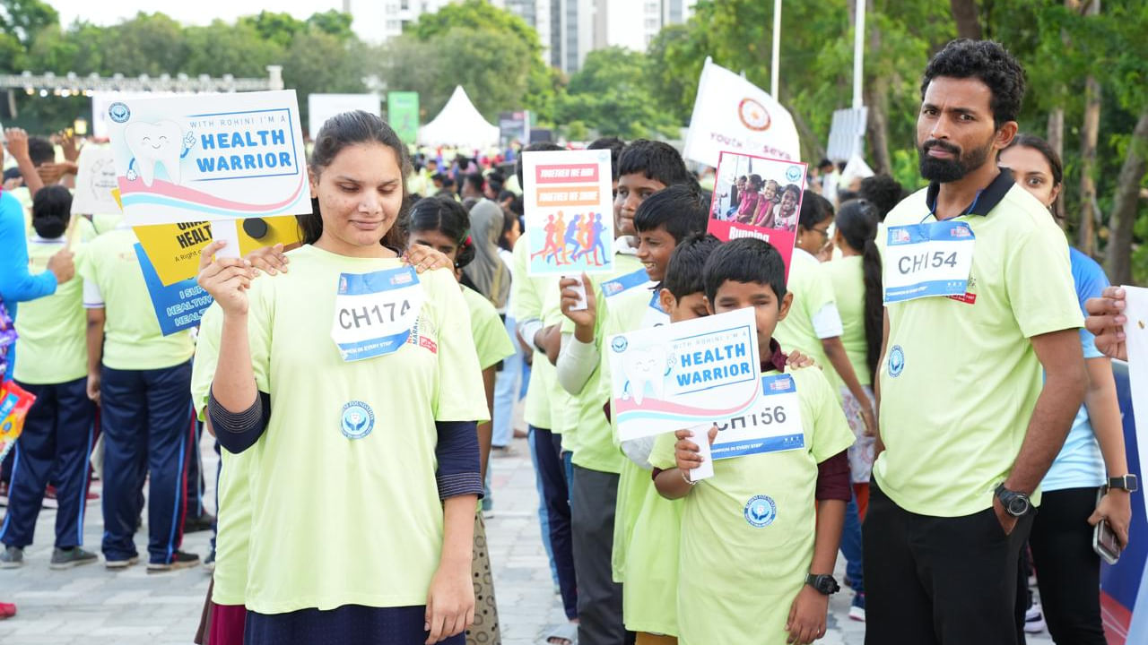 ఎన్ఎండీసీ (NMDC) హైదరాబాద్ మారథాన్ రన్ 2025 వేడుకగా జరిగింది.. ఈ మారథాన్ లో రోహిణి ఫౌండేషన్ సభ్యులు పాల్గొన్నారు. దృష్టి లోపం ఉన్న పిల్లలు 1 కి.మీ పరుగులో పాల్గొనడానికి ప్రత్యేక ఏర్పాట్లు చేశారు. అందరితోపాటు.. దివ్యాంగులైన పిల్లలు కూడా క్రీడలలో పాల్గొనే హక్కు ఉందని ఈ చొరవ ప్రత్యేకంగా చూపిస్తుంది. అంతేకాకుండా వారిలో మానసికోల్లాసానికి దోహదపడుతుంది.