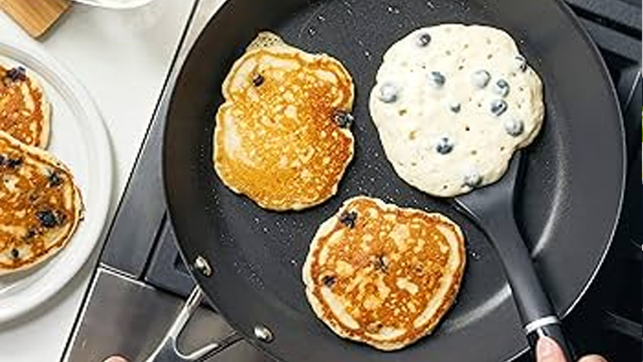 నాన్స్టిక్ పాత్రలలో ఆహారాన్ని కలిపేందుకు ఉపయోగించే స్పూన్లు, ఇతర పాత్రలు చెక్కతో తయారు చేయడం మంచిది. నాన్స్టిక్ పాత్రలను కడగడానికి, శుభ్రం చేయడానికి స్పాంజ్ లాంటి పదార్థాలను మాత్రమే ఉపయోగించండి. అల్యూమినియం, స్టీల్ స్క్రబ్బర్లను ఉపయోగించడం మానుకోండి.