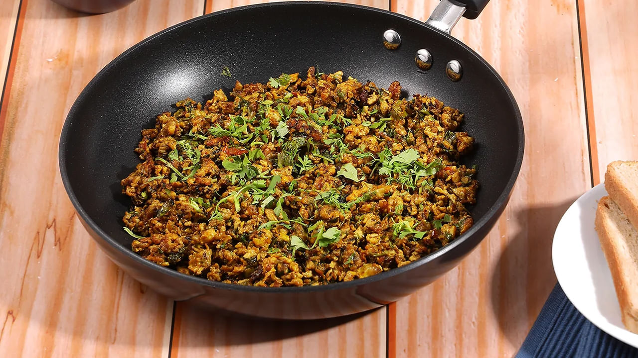 వంటగదిలో తగినంత గాలి ప్రసరణ ఉండేలా చూసుకోండి. నాన్ స్టిక్ పాత్రలను వాడకుండా పాతవి, పూత పోయినవి అయితే కొత్తవి కొనండి. నాన్స్టిక్ ప్యాన్ల స్థానంలో స్టెయిన్లెస్ స్టీల్, కాస్ట్ ఐరన్ వంటి పదార్థాలతో తయారు చేసిన ప్యాన్లను ఉపయోగించవచ్చు.