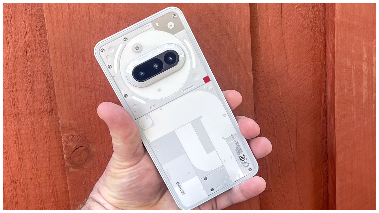 నథింగ్‌ 3a: నథింగ్ 3a దాని పారదర్శక వెనుక, గ్లిఫ్ LED లైట్లతో ప్రత్యేకంగా నిలుస్తుంది. ఇవి నోటిఫికేషన్ సూచికలుగా కూడా పనిచేస్తాయి. ఇది 120Hz రిఫ్రెష్ రేట్‌తో 6.77-అంగుళాల AMOLED డిస్‌ప్లేను కలిగి ఉంది. అలాగే స్నాప్‌డ్రాగన్ 7s Gen 3 చిప్‌సెట్ ద్వారా పవర్‌ని పొందుతుంది. ఇప్పుడు ధర రూ. 28,149 నుండి రూ. 24,999కి తగ్గింది. దీని ట్రిపుల్-కెమెరా సిస్టమ్‌లో 50 MP ప్రధాన సెన్సార్, 8 MP అల్ట్రా-వైడ్ లెన్స్ , 3x ఆప్టికల్ జూమ్‌తో కూడిన 50 MP పెరిస్కోప్ టెలిఫోటో లెన్స్ ఉన్నాయి. ఈ ఫోన్ 50W ఫాస్ట్ ఛార్జింగ్‌తో 5,000mAh బ్యాటరీని కలిగి ఉంది. ఆండ్రాయిడ్ 15 ఆధారంగా నథింగ్ OS 3.1పై రన్‌ అవుతోంది. దీని విలక్షణమైన డిజైన్, పనితీరు, వినియోగదారు-స్నేహపూర్వక సాఫ్ట్‌వేర్ ఈ ధర వద్ద బలమైన విలువను అందిస్తాయి.