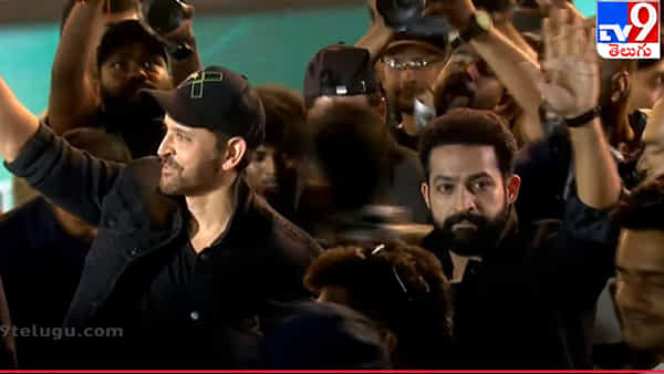 War 2 Pre Release Event: తారక్ మాస్ ఎంట్రీ.. పూనకాలతో ఊగిపోయిన అభిమానులు..