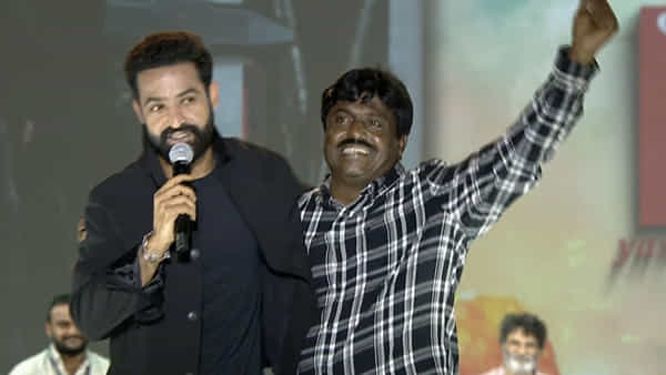 Jr.NTR: ఎన్టీఆర్ ఫస్ట్ అభిమాని ఇతడే.. స్టేజ్ పైకి పిలిచి మరీ హగ్గిచ్చిన తారక్..
