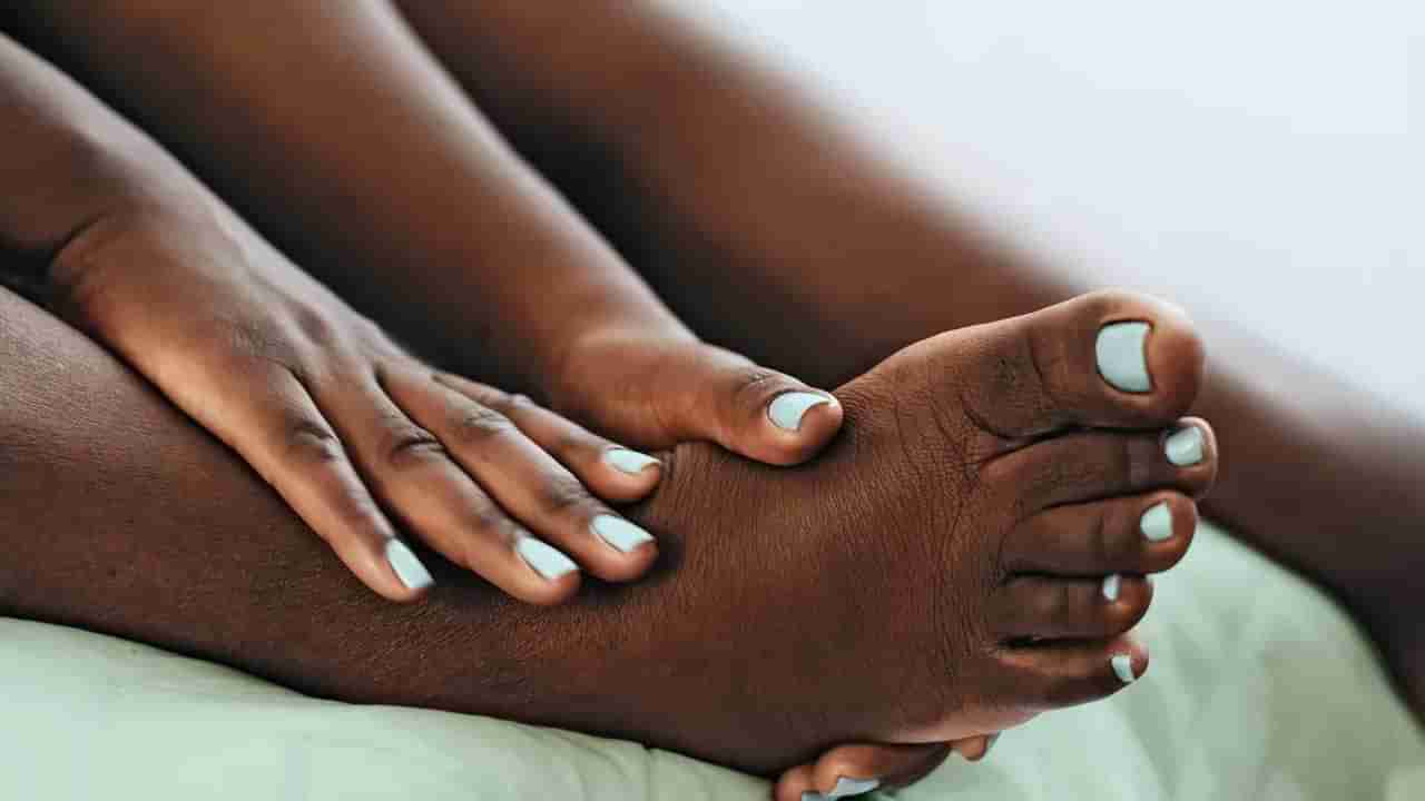 చేతులు, కాళ్ళు మొద్దుబారిపోతున్నాయా..? అయితే మీ శరీరంలో ఈ లోపం ఉన్నట్లే..!