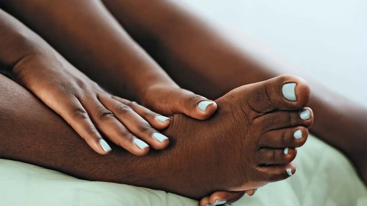 చేతులు, కాళ్ళు మొద్దుబారిపోతున్నాయా..? అయితే మీ శరీరంలో ఈ లోపం ఉన్నట్లే..!