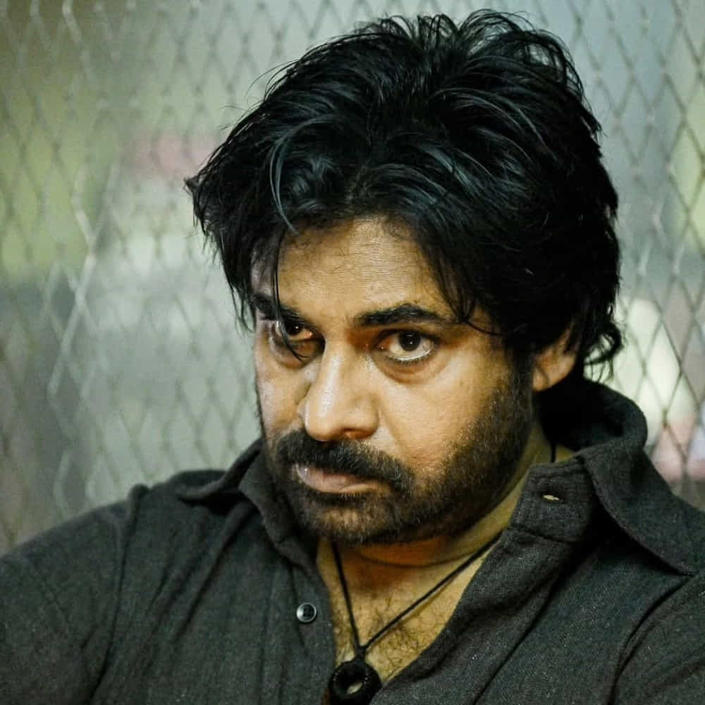 చాలా ఏళ్లుగా పవన్‌ను ఫ్యాన్స్ ఎలాగైతే చూడాలని కలలు కంటున్నారో.. అచ్చంగా అలాగే చూపించారు దర్శకుడు సుజీత్. థమన్ స్వరపరిచిన పాటలో స్టైలిష్ పవన్ కనిపించారు. ముంబై బేస్డ్ మాఫియా డ్రామా ఇది. గన్స్, మాఫియా చుట్టూ తిరిగే కథ ఇది. 