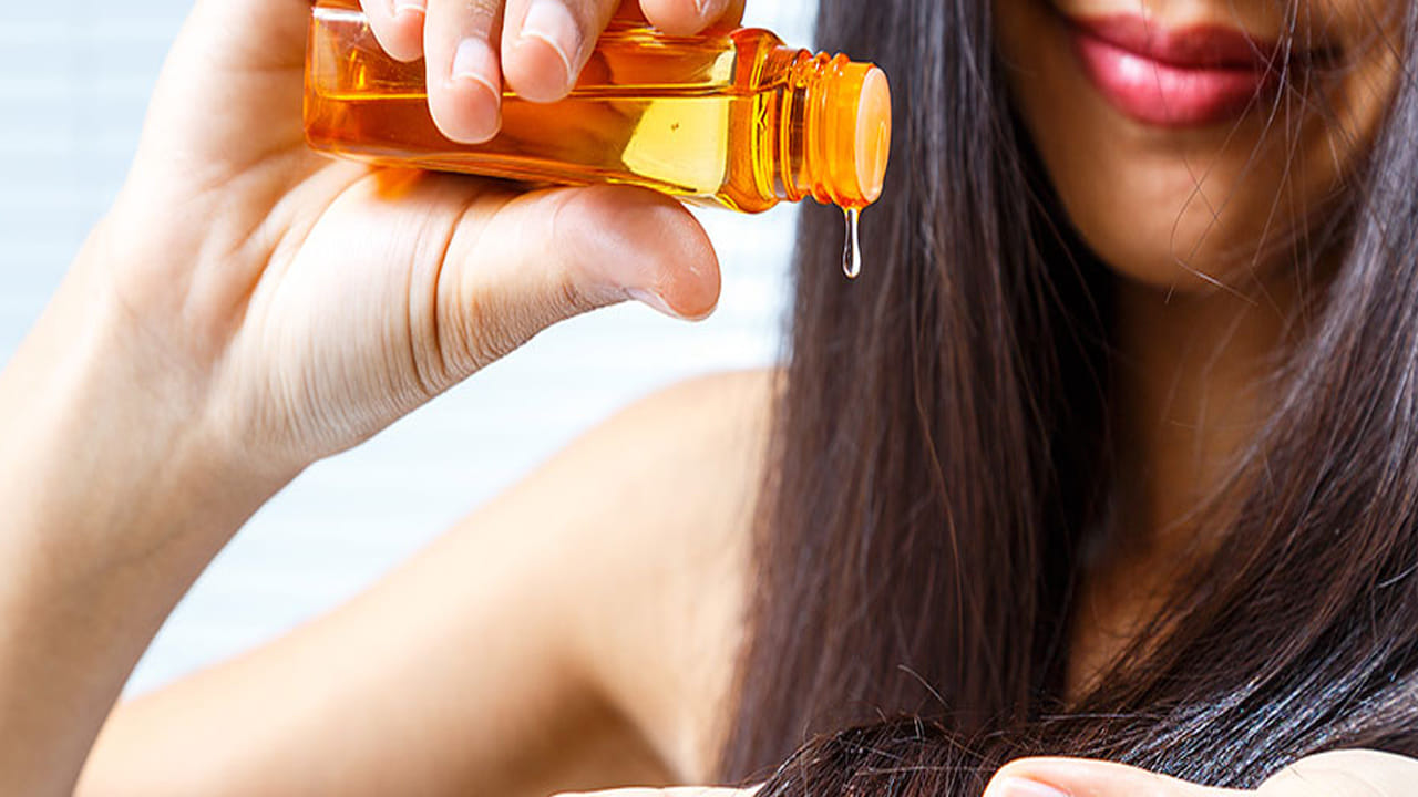 వేడి నూనెతో తల మసాజ్ చేయడం వల్ల జుట్టు డ్రై అవదు. స్కాల్ప్‌ తేమతో ఉంటుంది. దీంతో పొడి జుట్టు సమస్య రాదు. వేడి నూనె సహజమైన మాయిశ్చరైజర్‌గా పనిచేస్తుంది. కనుక రెగ్యులర్‌గా అప్లై చేయడం వల్ల స్కాల్ప్‌ ఆరోగ్యంగా మారుతుంది.