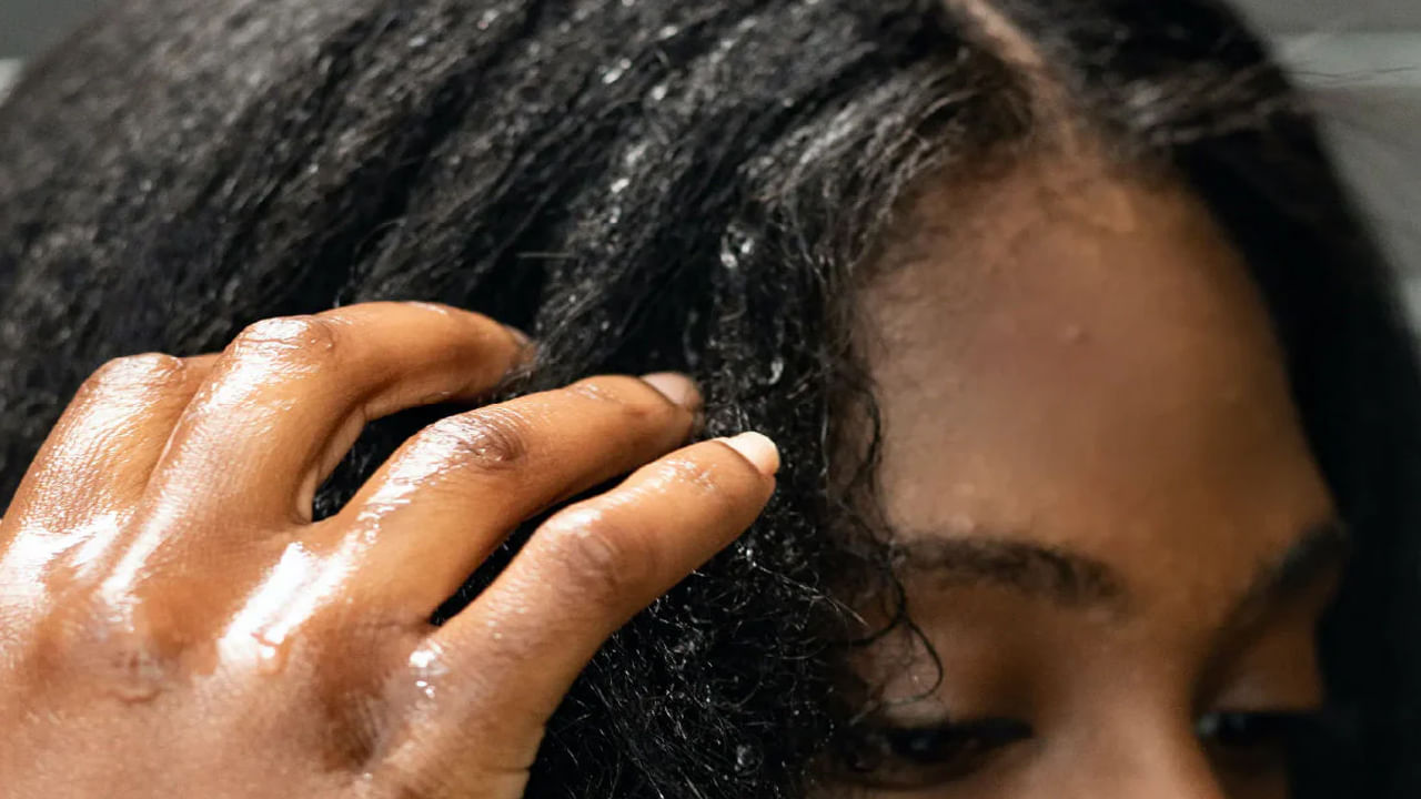 తలకు వేడి నూనెను అప్లై చేయడం వల్ల జుట్టు సిల్కీగా ఉంటుంది. దీంతో జుట్టును నచ్చినట్లుగా స్టైల్‌ చేసుకోవచ్చు. కొబ్బరి, బాదం, ఆవాల నూనె వంటి వాటిల్లో విటమిన్స్, ఫ్యాటీ యాసిడ్స్‌ ఉంటాయి. ఇవి జుట్టుకు పోషణ ఇస్తాయి. వీలైతే, మీరు ప్రతిరోజూ మీ జుట్టును ఆముదం లేదా కొబ్బరి నూనెతో వేడి చేసి మీ తలకు మసాజ్ చేయాలి.