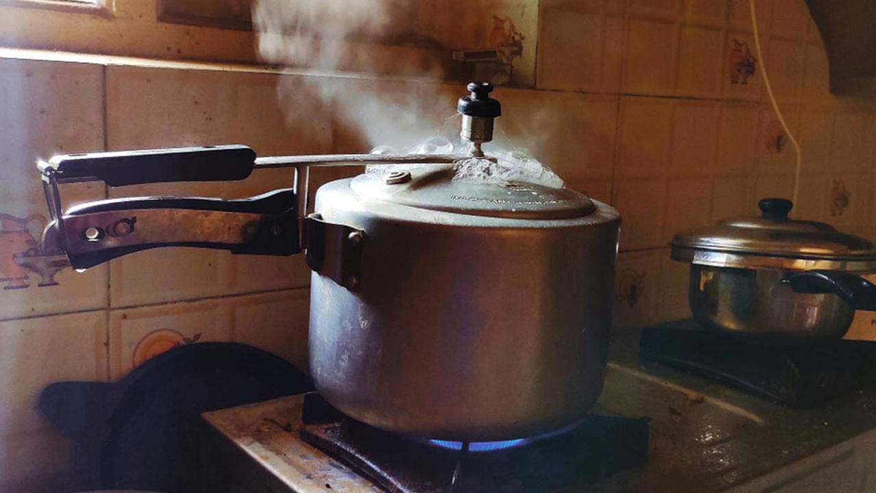 Old Pressure Cooker: మీ ఇంట్లోనూ పాత ప్రెసర్ కుక్కర్ ఉందా? అయితే మీ ఒంట్లో స్లో పాయిజన్ ఉన్నట్లే..