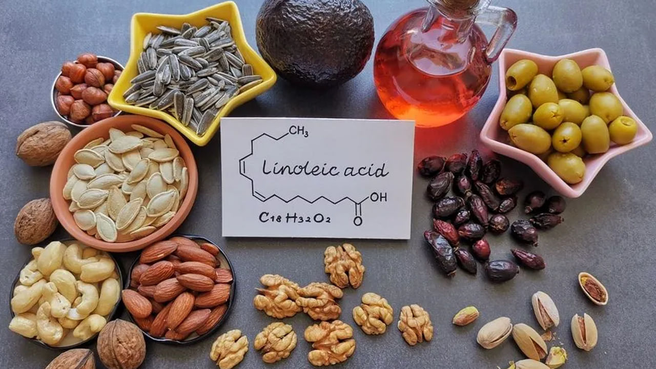 ఓమేగా 6 ఫ్యాటీ యాసిడ్స్: ఓమేగా 6 ఫ్యాటీ యాసిడ్స్ ఉన్న ఆహారాలు కూడా మోకాళ్ల నొప్పులతో బాధ పడేవారు తినకూడదు. వీటిని తినడం వల్ల మోకాళ్ల నొప్పులు మరింత ఎక్కువ అవుతాయి. ఇవి వాతాన్ని పెంచుతాయి.