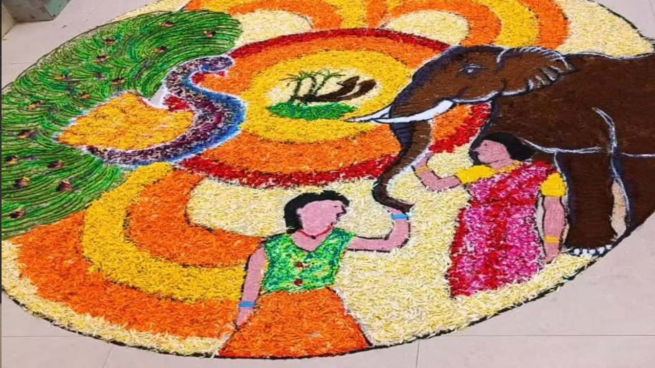 పువ్వులు-రంగులతో తయారు చేసిన ఈ రంగోలి డిజైన్ చాలా అందంగా ఉంది. ఇందులో ఇద్దరు స్త్రీలు, ఒక నెమలి, ఒక అరటి చెట్టు, ఒక ఏనుగు చిత్రాలు ఉన్నాయి. దీని చుట్టూ పూలతో అలంకరించి ఉంది. మీరు ఏదైనా ప్రత్యేకమైన డిజైన్ వేయాలనుకుంటే, మీరు ఈ రంగోలిని వేసి చూడండి.