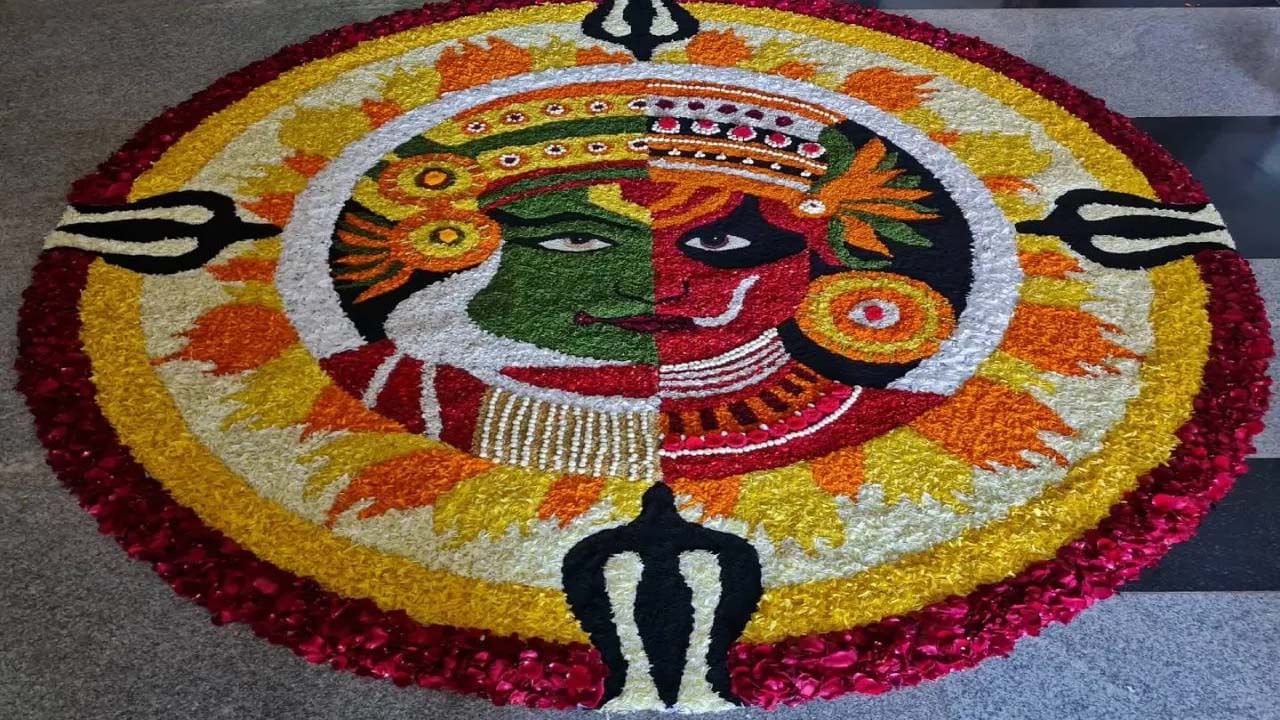 ఓనం కోసం ఈ పూక్కలం డిజైన్ను మీరు చేసుకోవచ్చు. దీన్ని తయారు చేయడానికి వివిధ రకాల పూలు,ఆకులు ఉపయోగించారు. ఇది చాలా ఆకర్షణీయంగా కనిపిస్తుంది. మీరు కోరుకుంటే, మీ అవసరానికి అనుగుణంగా దాని డిజైన్ను మార్చుకోవచ్చు.