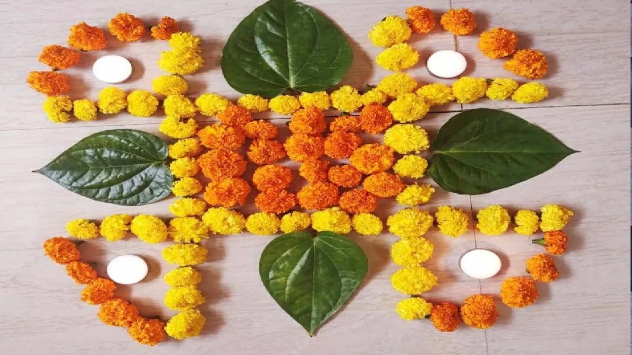 మీు ఈ పూక్కలం డిజైన్ చాలా సులభంగా త్వరగా పూర్తి చేయవచ్చు. ముఖ్యంగా మీరు సరళమైన, శీఘ్ర రంగోలిని తయారు చేయాలనుకుంటే.. ఇది చాలా త్వరగా పూర్తి అవుతుంది. బంతి పువ్వులు, తమలపాకులను ఉపయోగించి తయారు చేయవచ్చు. ఇది చాలా సింపుల్గా అందంగా కనిపిస్తుంది. దీనిని ఇంట్లో సులభంగా తయారు చేసుకోవచ్చు.