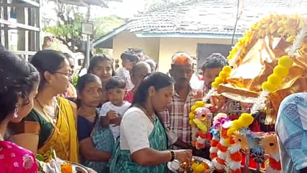 ఆ ఊరిలో ఒకే ఒక్క వినాయకుడు.. భక్తుల ఇంటికే వచ్చి పూజలందుకుంటాడు.. ఎక్కడో తెలుసా?