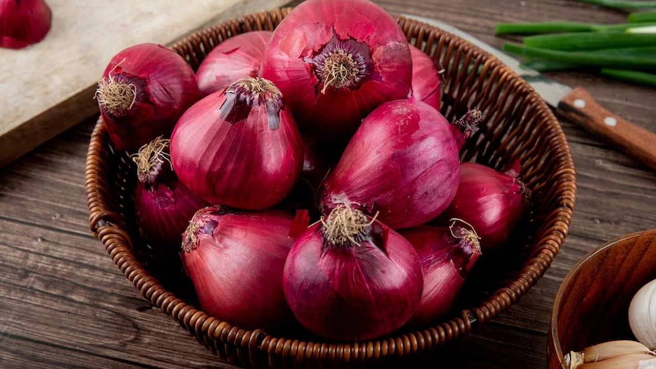 ఉల్లిపాయలు: చాలా మంది ఉల్లిపాయలను మార్కెట్ నుంచి కొనుగోలు చేసి వంటగది కౌంటర్ టాప్ లేదా గ్యాస్ స్టవ్ పక్కన ఖాళీ స్థలంలో బుట్టలో ఉంచుతారు. కానీ ఎక్కువసేపు ఇలా ఉంచినట్లయితే, అవి మొలకెత్తవచ్చు. లేకపోతే కుళ్ళిపోయే అవకాశం ఉంది. కాబట్టి ఉల్లిపాయలను నిల్వ చేయడానికి పొడి స్థలాన్ని ఎంచుకోవాలి. అలాగే ప్లాస్టిక్ సంచుల్లో ఉంచకుండా ఉండటం మంచిది.