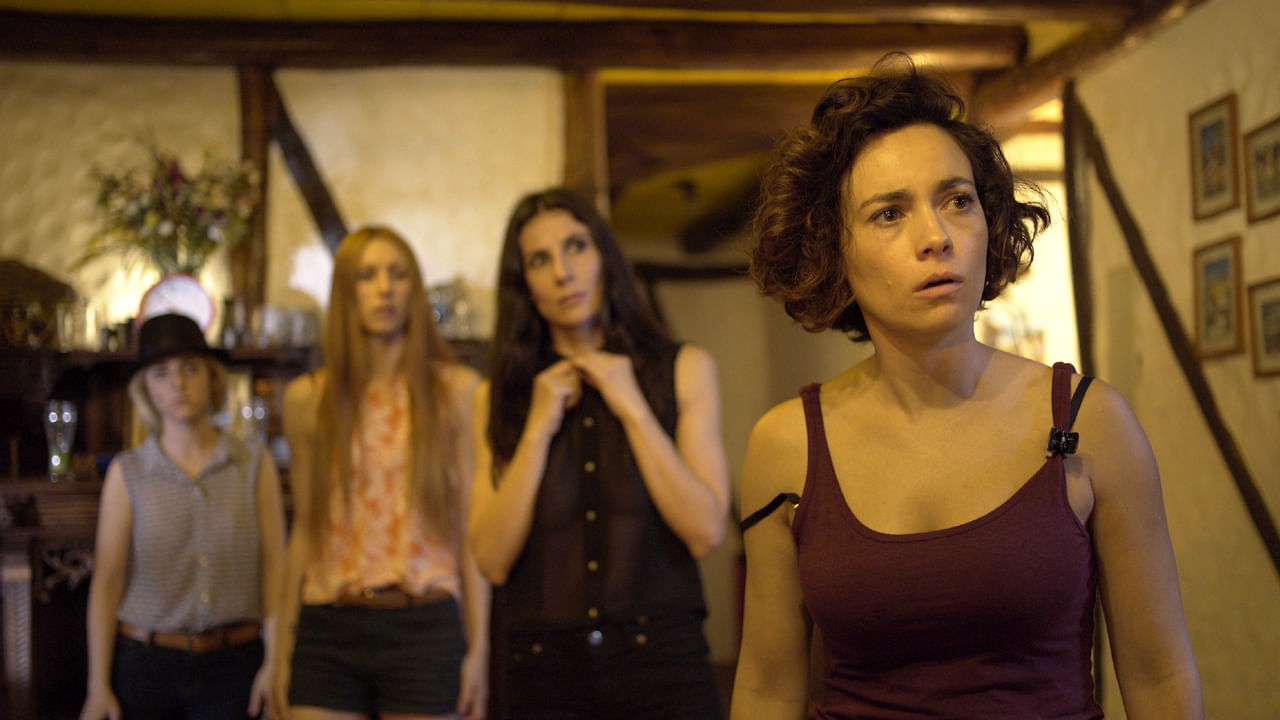 సినిమా మొత్తం ఆ సీన్లే..! ఇద్దరు సైకోలకు దొరికిన నలుగురు అమ్మాయిలు.. తర్వాత