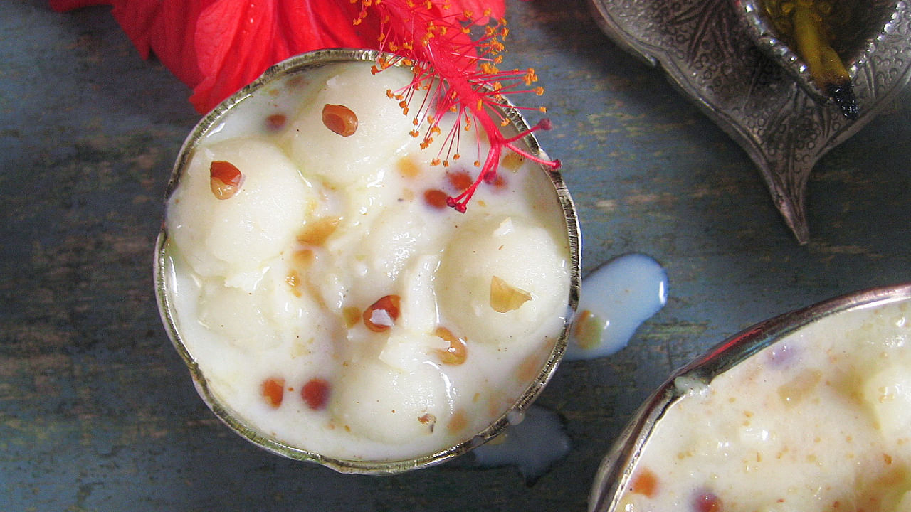 ఉండ్రాళ్లు: గణనాధునికి అత్యంత ప్రీతికరమైన నైవేద్యం పాల ఉండ్రాళ్లు తయారీకి కావాల్సిన పదార్థాలు బియ్యపు పిండి : కప్పున్నర, పాలు : 2 1/2 కప్పులు, చక్కెర : 100 గ్రా, యాలకుల పొడి : చిటికెడు, సాబుదానా(సగ్గుబియ్యం) : 3 టేబుల్ స్పూన్స్, నూనె : పావు టీస్పూన్. ఒక గిన్నెలో తగినన్ని(ఒక కప్పు బియ్యం పిండికి రెండు కప్పులు)నీళ్లు, నూనె పోసి మరిగించాలి. అందులో బియ్యపు పిండి వేసి ఉండలు లేకుండా కలిపి కొద్దిగా చేతులకు నూనె రాసుకొని పిండిని చిన్న ఉండలుగా చేసుకొని పక్కన పెట్టుకోవాలి. తర్వాత ఇడ్లీ పాత్రలో కొన్ని నీళ్లు పోసి పక్కన పెట్టిన ఉండలను ఆవిరి మీద వీటిని ఉడికించిన తర్వాత ఈ లోపు గిన్నెలో పాలు పోసి మరిగించాలి. తర్వాత పాలల్లో సాబుదానా ఓ పావుగంట నానబెట్టుకోని చక్కెర, యాలకుల పొడి వేసి సన్నని మంటమీద పది నిమిషాలు ఉడికించాలి. కొద్దిగా బియ్యం పిండి వేసి చిక్కగా అయ్యేలా చూడాలి. ఆ తర్వాత ఉడికించిన ఉండ్రాళ్లను వేసి సన్నని మంట మీద నాలుగు నిమిషాలు ఉంచి దించేయాలి.