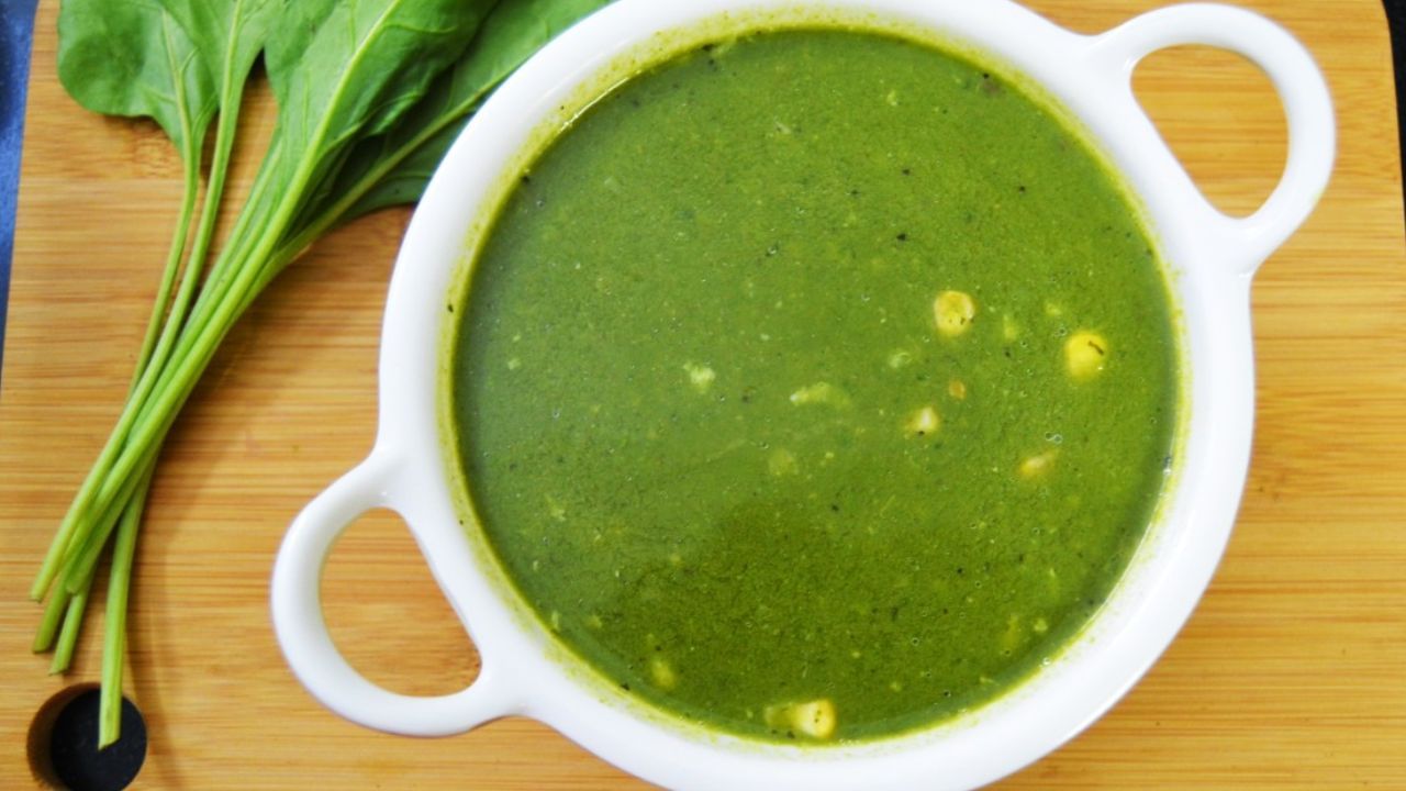 పాలకూర సూప్.. శరీర బరువు తగ్గించడానికి పాలకూర సూప్ ఒక మంచి ఎంపిక. ఇది పోషకాలతో నిండి ఉంటుంది. ఈ ఆహారాలను మీ డైట్‌లో చేర్చుకునే ముందు దయచేసి ఒకసారి మీ వైద్యుడిని లేదా డైటీషియన్‌ను సంప్రదించడం మంచిది.