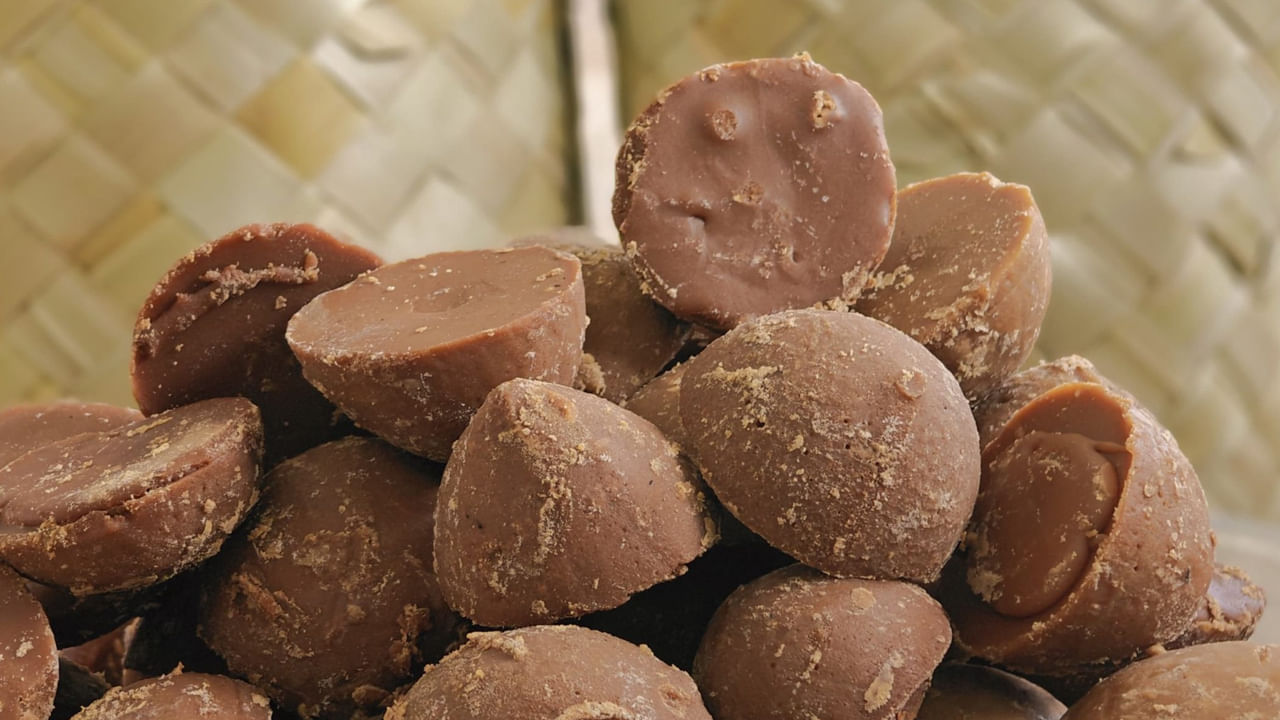 పేగులను శుభ్ర పరుస్తుంది: తాటి బెల్లం తినడం వల్ల పేగులు అనేవి శుభ్రంగా క్లీన్ అవుతాయి. పేగుల్లో ఉండే మలిన పదార్థాలు, విష పదార్థాలు అనేవి బయటకు పోతాయి. శ్వాస కోశ, ఆహార గొట్టం, చిన్న పేగు, పెద్ద పేగులో ఉండే విషాలను బయటకు పంపిస్తుంది. పేగు క్యాన్సర్ అనేది రాకుండా అడ్డుకుంటుంది. అలాగే మలబద్ధక సమస్య కూడా ఉండదు.