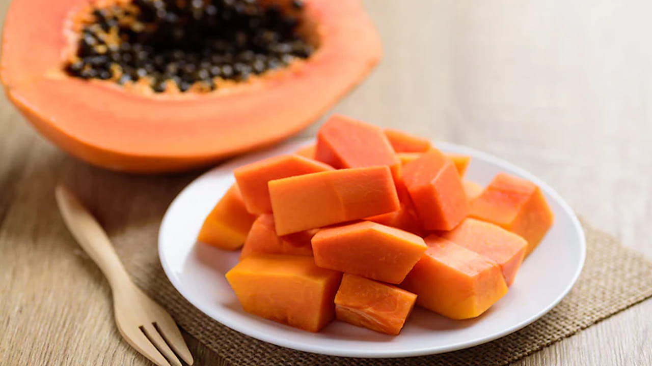 జీర్ణ సమస్యలు ఉన్నవారు కూడా బొప్పాయి తినకుండా ఉండాలి. బొప్పాయిలో కొంతమందిలో కడుపులో చికాకు లేదా గ్యాస్ కలిగించే కొన్ని అంశాలు ఉంటాయి. దీనితో పాటు, బొప్పాయిని అధికంగా తీసుకోవడం వల్ల విరేచనాలు లేదా వాంతులు వంటి సమస్యలు కూడా వస్తాయి. అందువల్ల, జీర్ణ సమస్యలు ఉన్నవారు వైద్యుడిని సంప్రదించి దాని పరిమాణంపై శ్రద్ధ వహించిన తర్వాత మాత్రమే బొప్పాయి తినడం మంచిది.