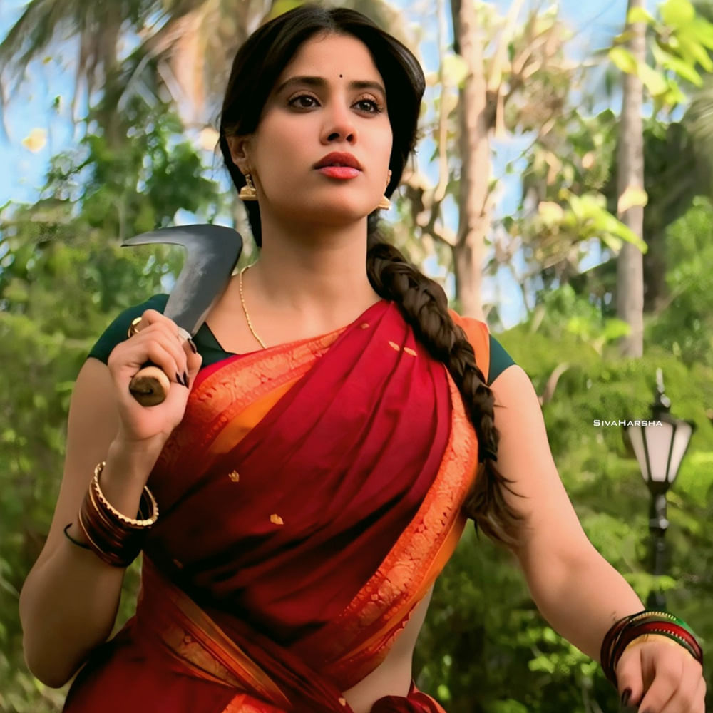 సౌత్‌లో ఒక్కో స్టేట్‌కు ఒక్కో సూపర్ స్టార్‌ ఉన్నారంటూ... రజనీకాంత్‌, మోహన్‌లాల్‌, అల్లు అర్జున్‌, యష్ పేరు చెప్పుతూ బాలీవుడ్ మీద సెటైర్స్ వేస్తుంది జాన్వీ. నార్త్ మేకర్స్ తీసిన హిందీ సినిమాలో సౌత్ గురించి ఇలాంటి డైలాగ్‌ ఉండటం మీద నేషనల్ లెవల్‌లో డిస్కషన్ జరుగుతోంది.